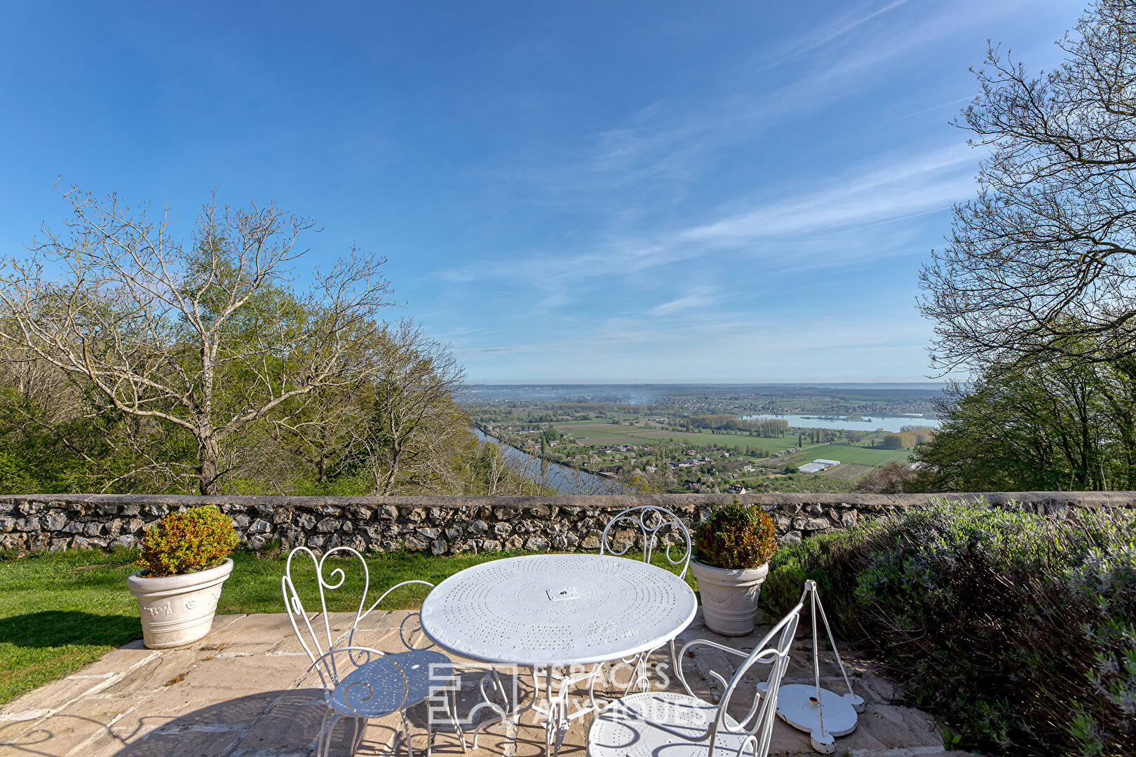 Thatched cottage with a panoramic view of the Boucles de Seine