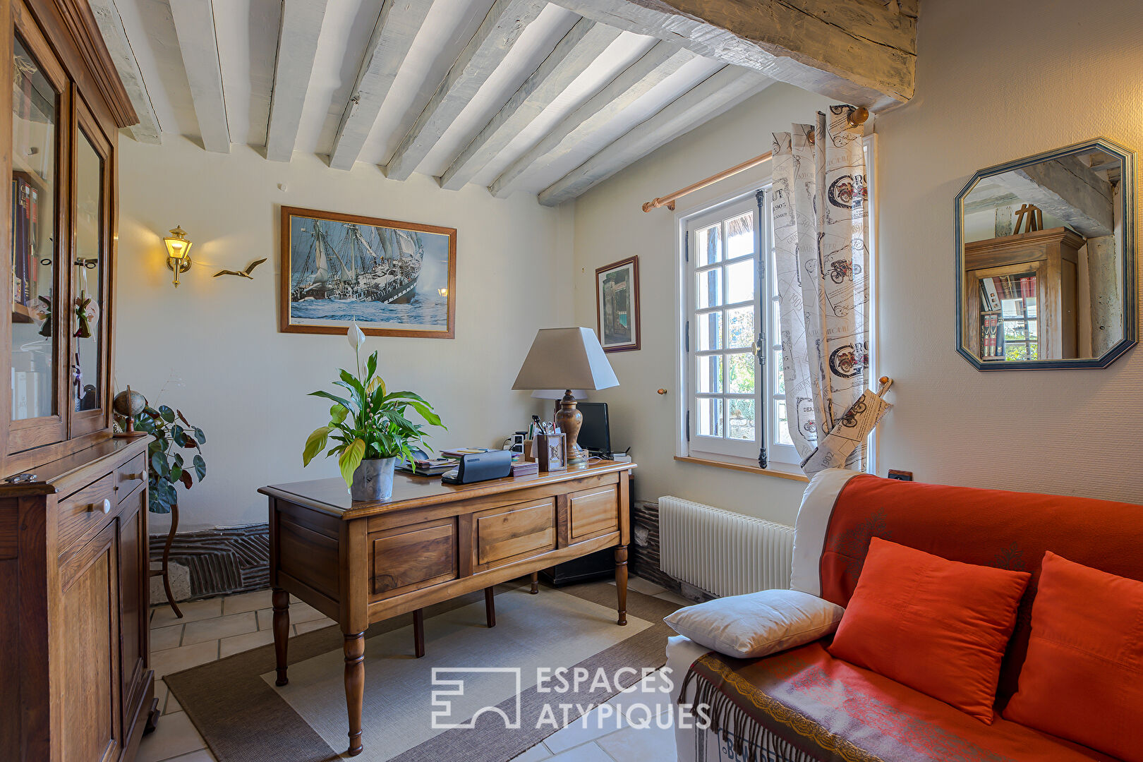 Thatched cottage with a panoramic view of the Boucles de Seine