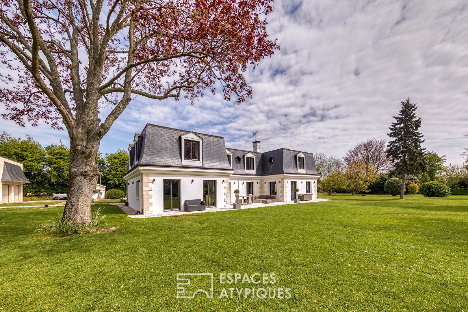 Elegant family property with landscaped park between city and countryside