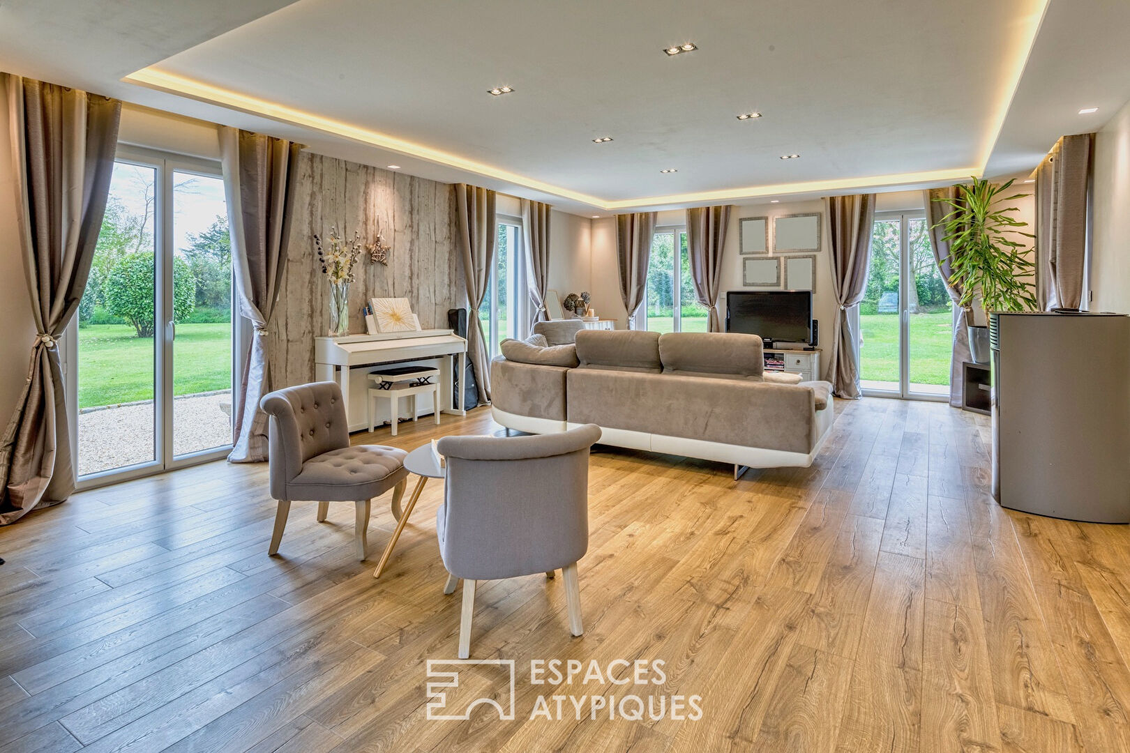 Elegant family property with landscaped park between city and countryside