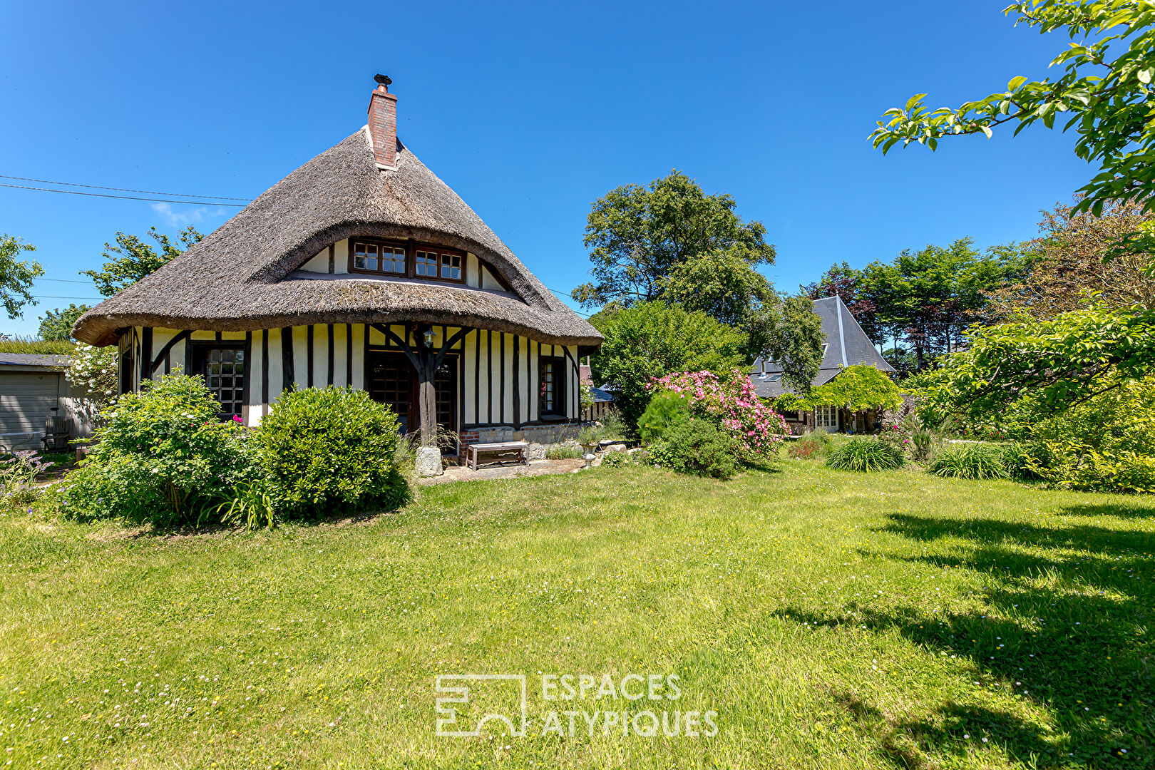 Thatched cottage from a former riding school with independent cottage