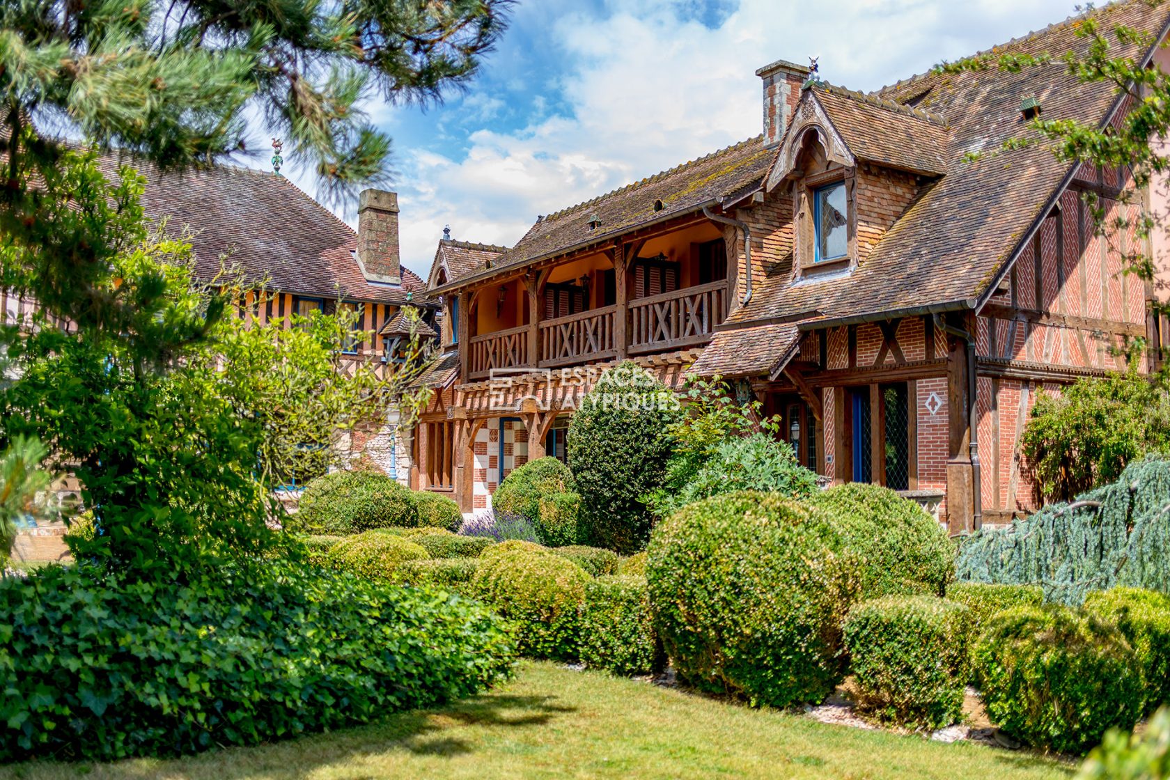 Enchanting Anglo-Norman manor from the 19th century