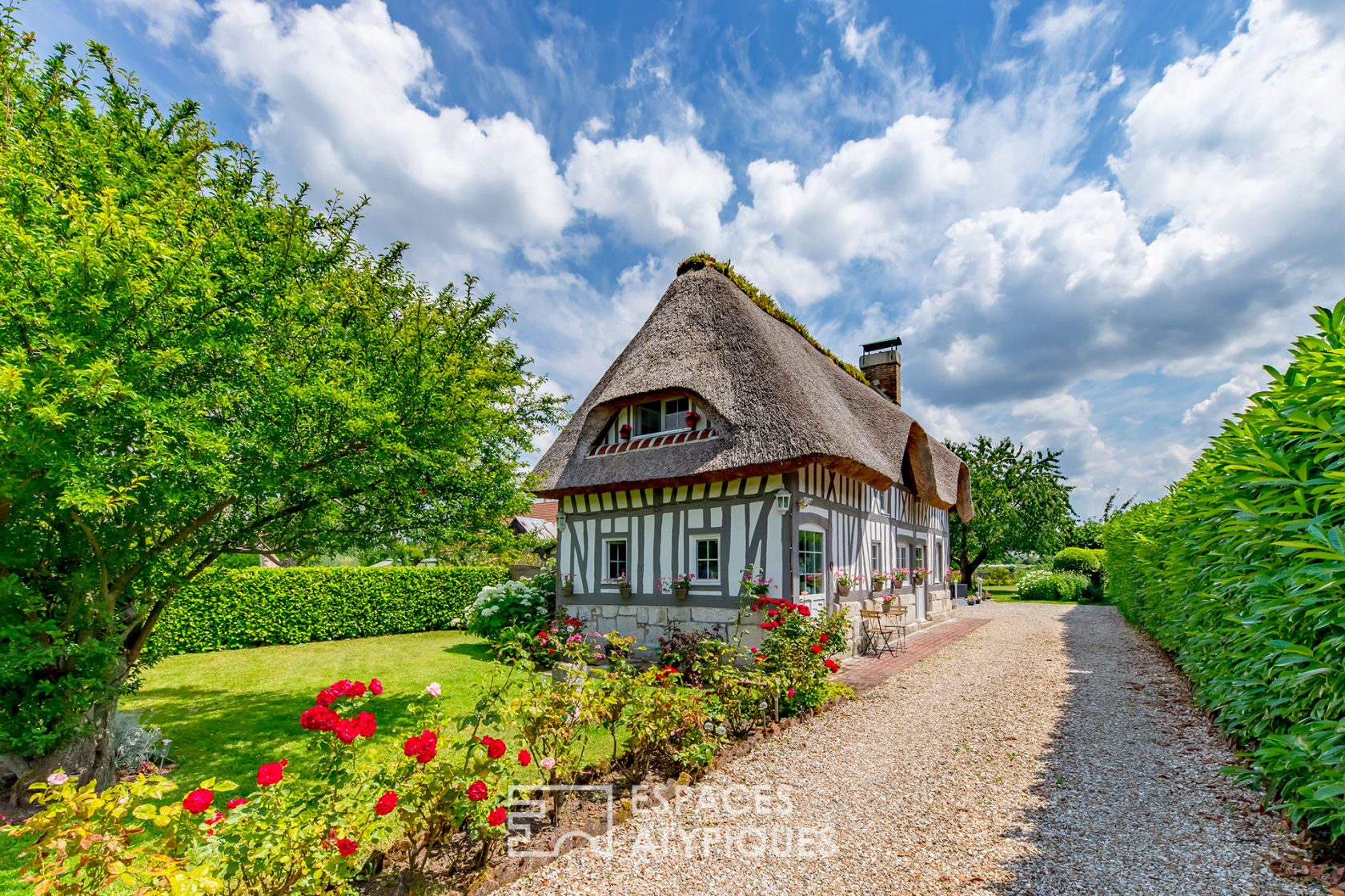 Authentic thatched cottage renovated and restructured in the heart of the loops of the Seine
