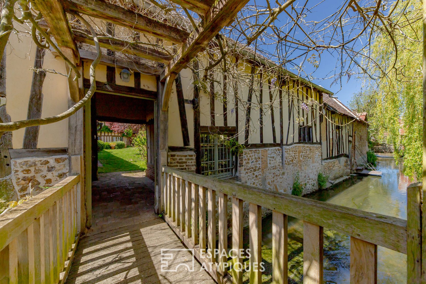 Maison de village authentique bordée par un bras de rivière