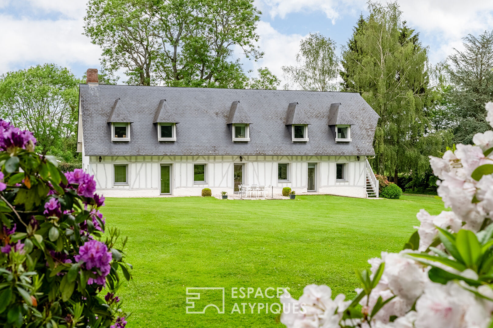 Propriété néo-normande dans un parc paysagé avec herbage indépendant