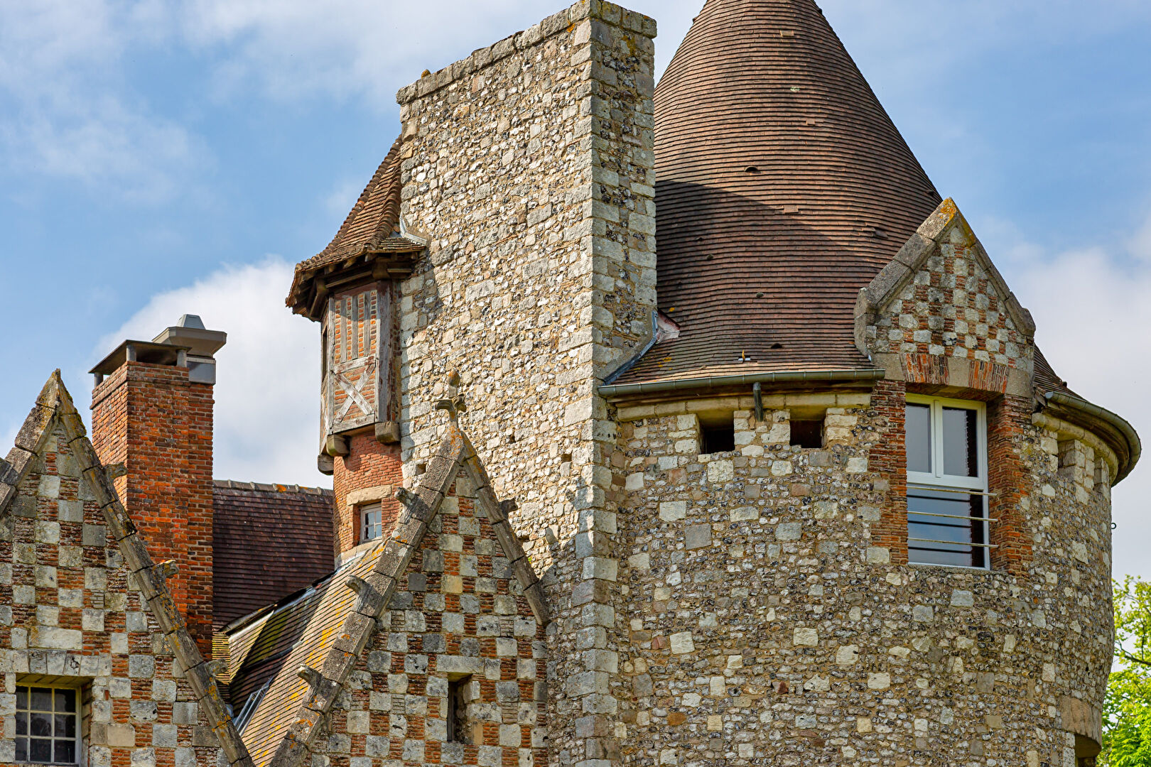 19th century manor designed by Henri Jacquelin on its wooded park