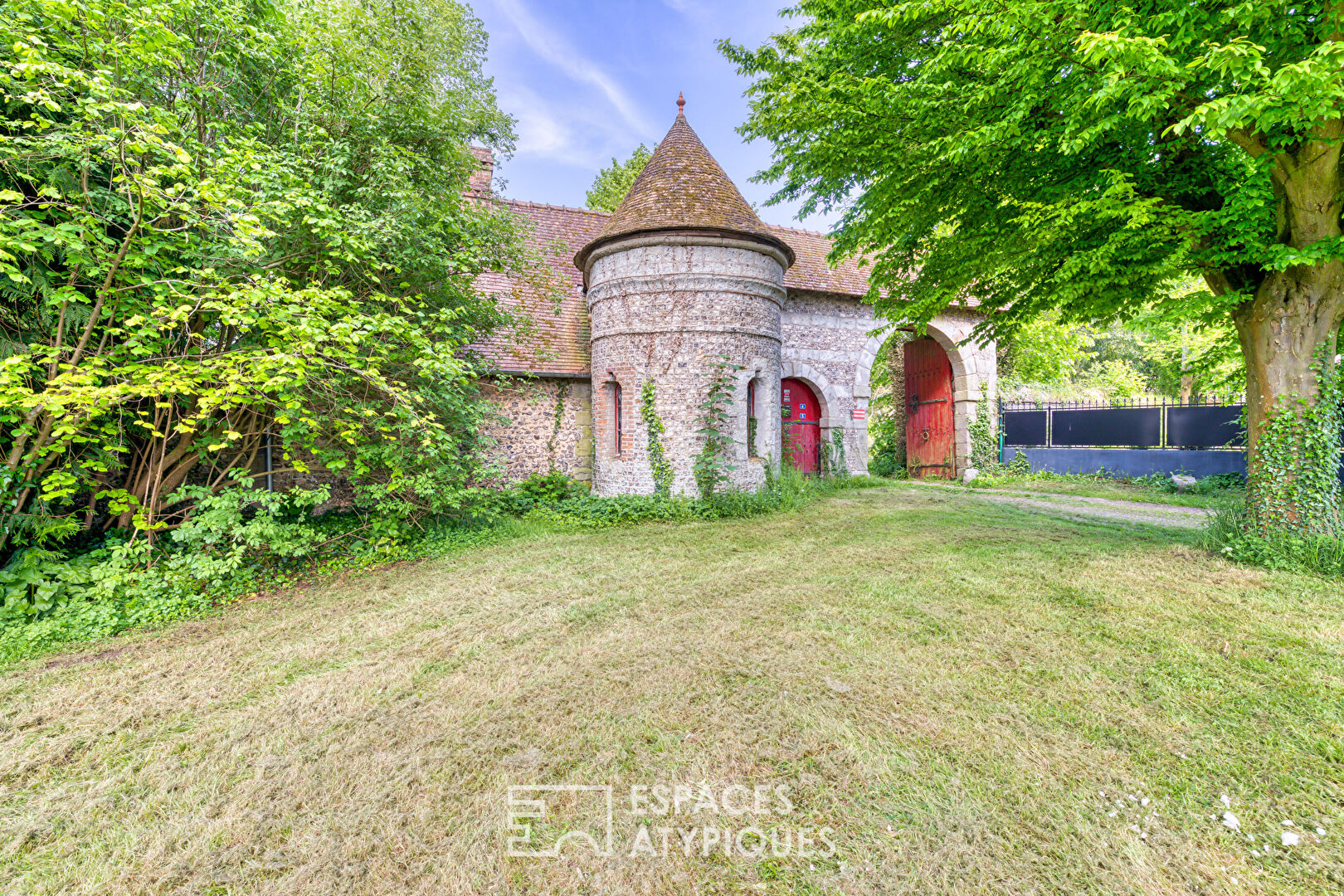 19th century manor designed by Henri Jacquelin on its wooded park