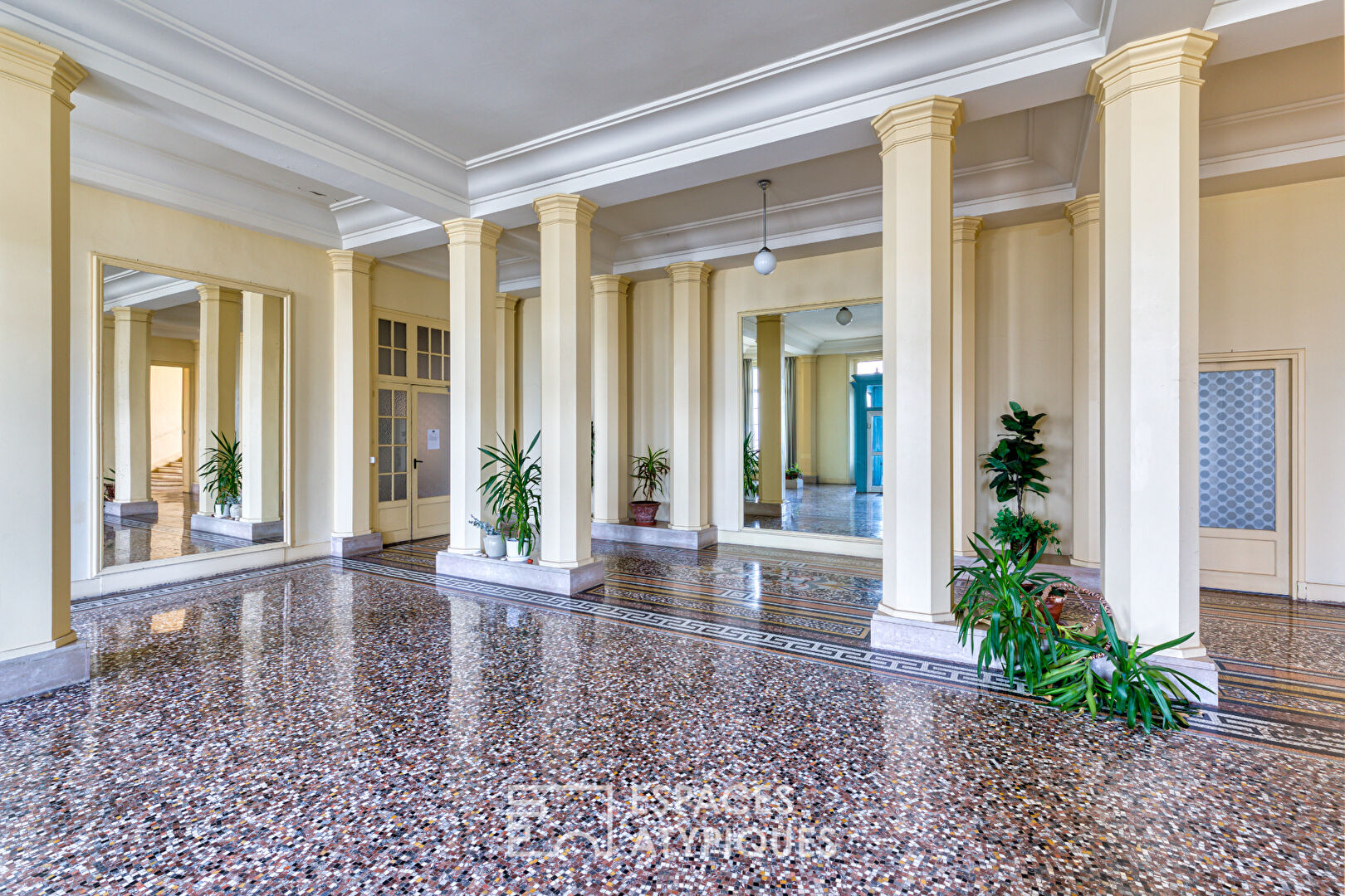 Beachfront apartment in a former hotel from 1901