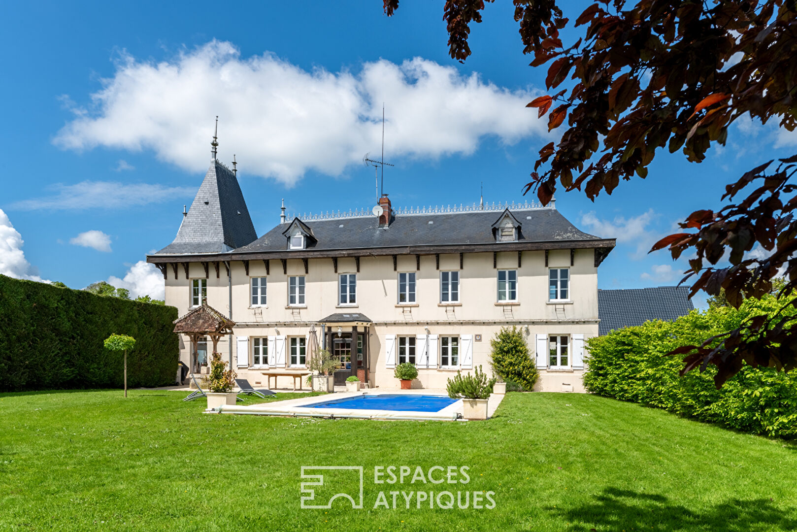 Manoir normand du XVIIIe siècle avec piscine et jardin