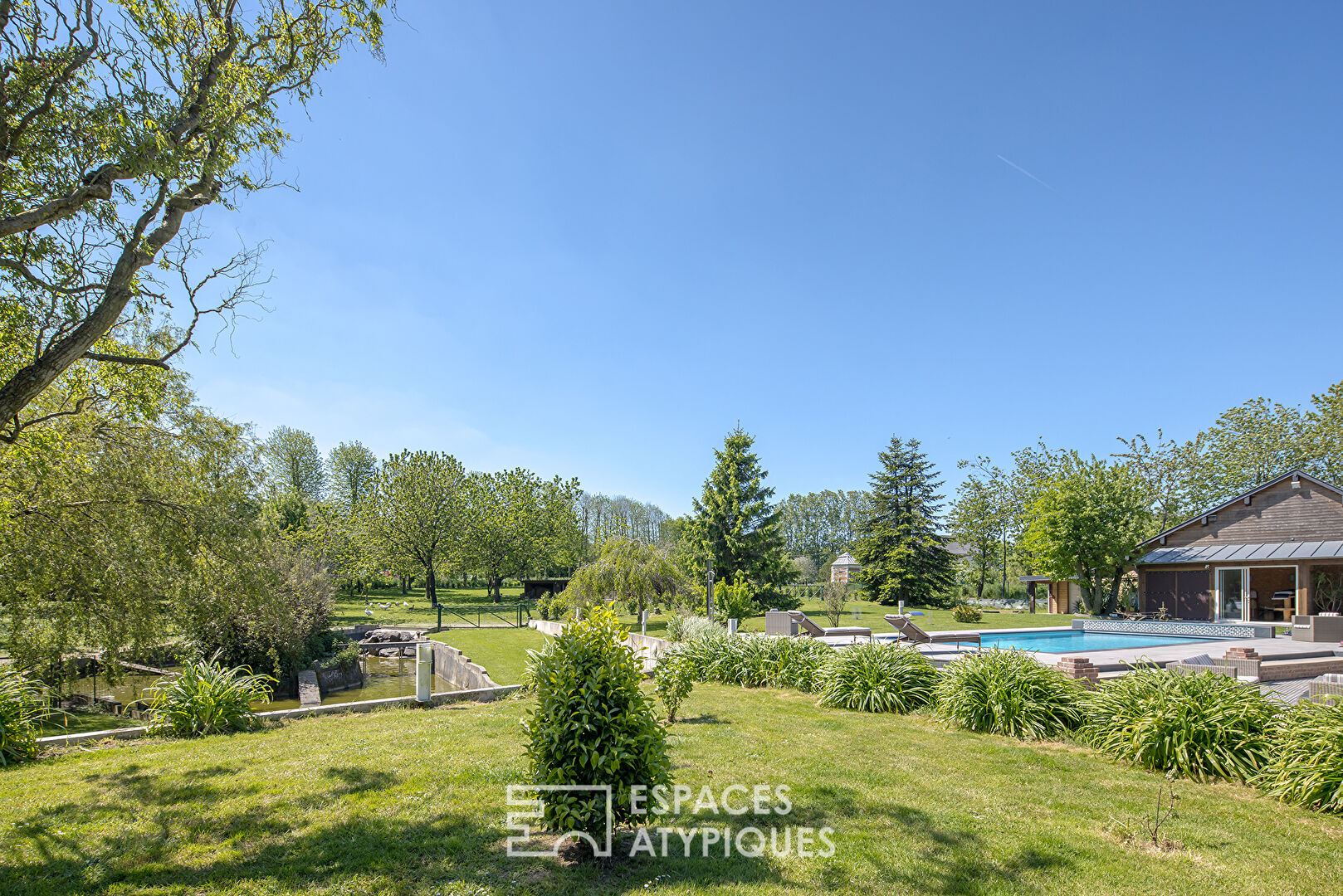 Ancienne étable transformée en propriété exclusive, avec piscine et dépendances