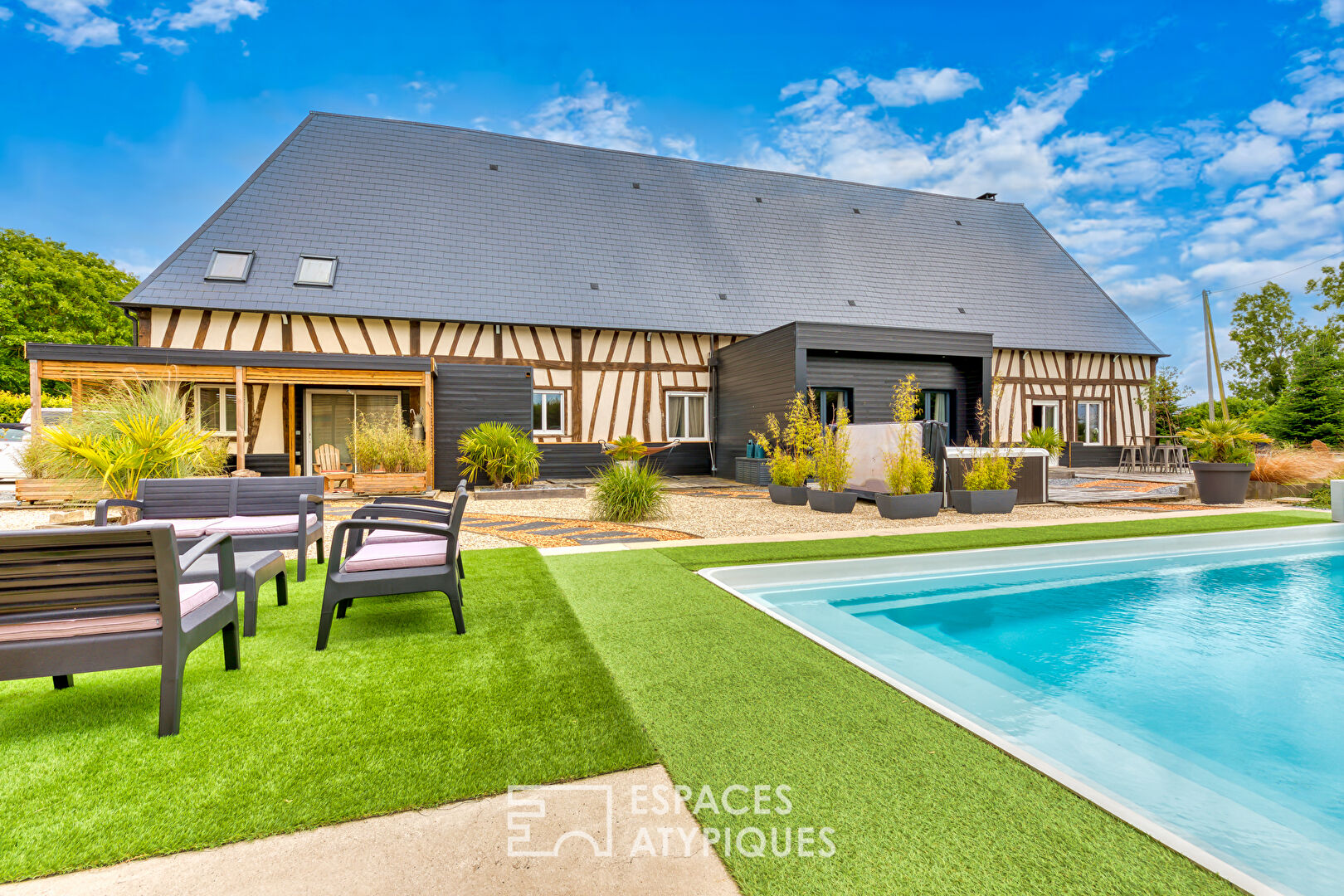 Reinvented farmhouse with independent apartment and swimming pool