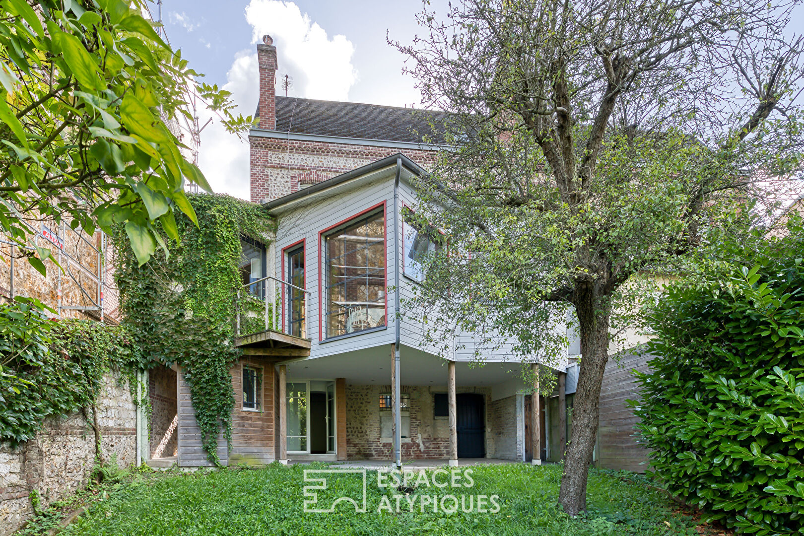 Maison de ville en briques avec extension et jardin