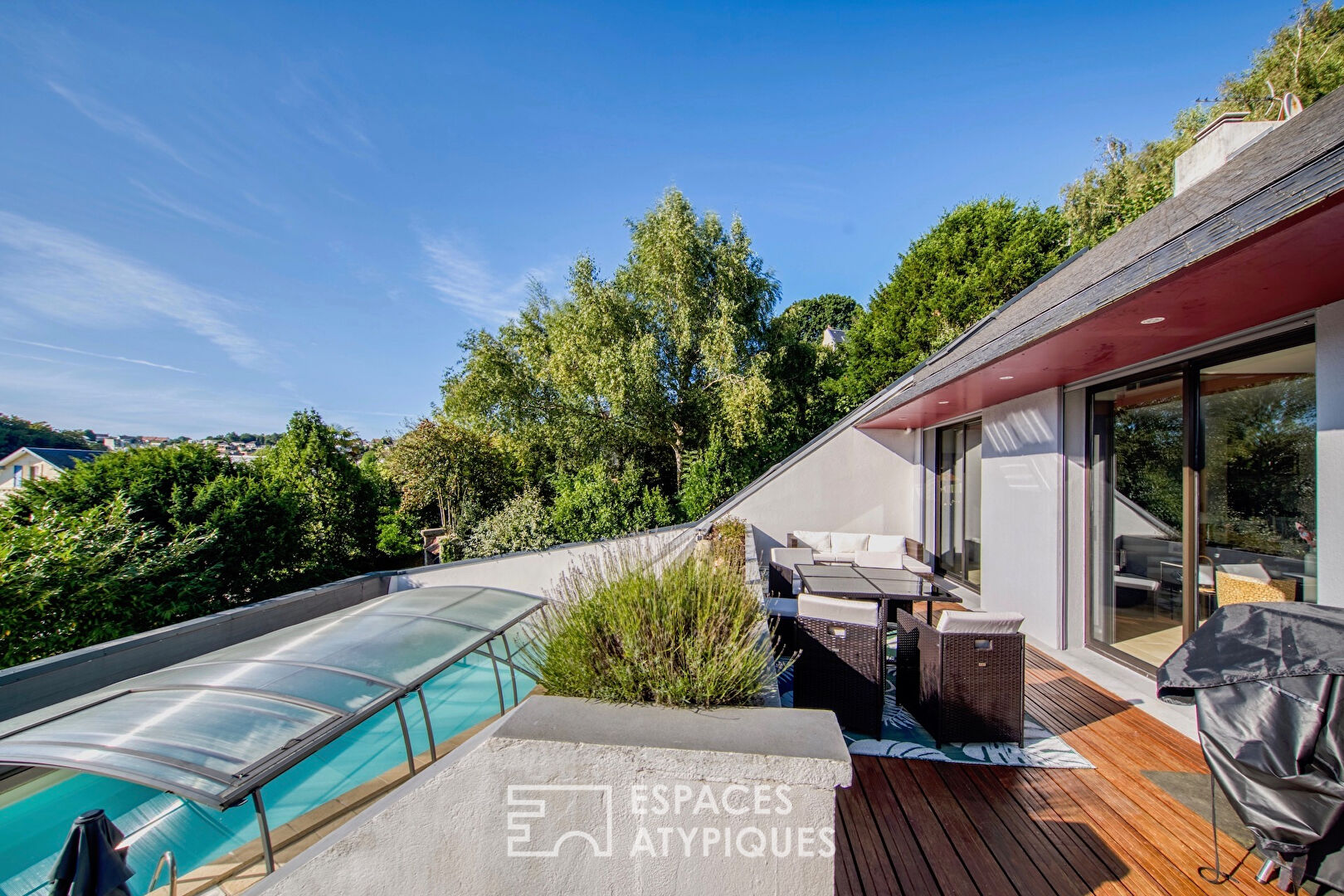 Maison d’architecte avec piscine sur secteur privilégié dominant le vallon