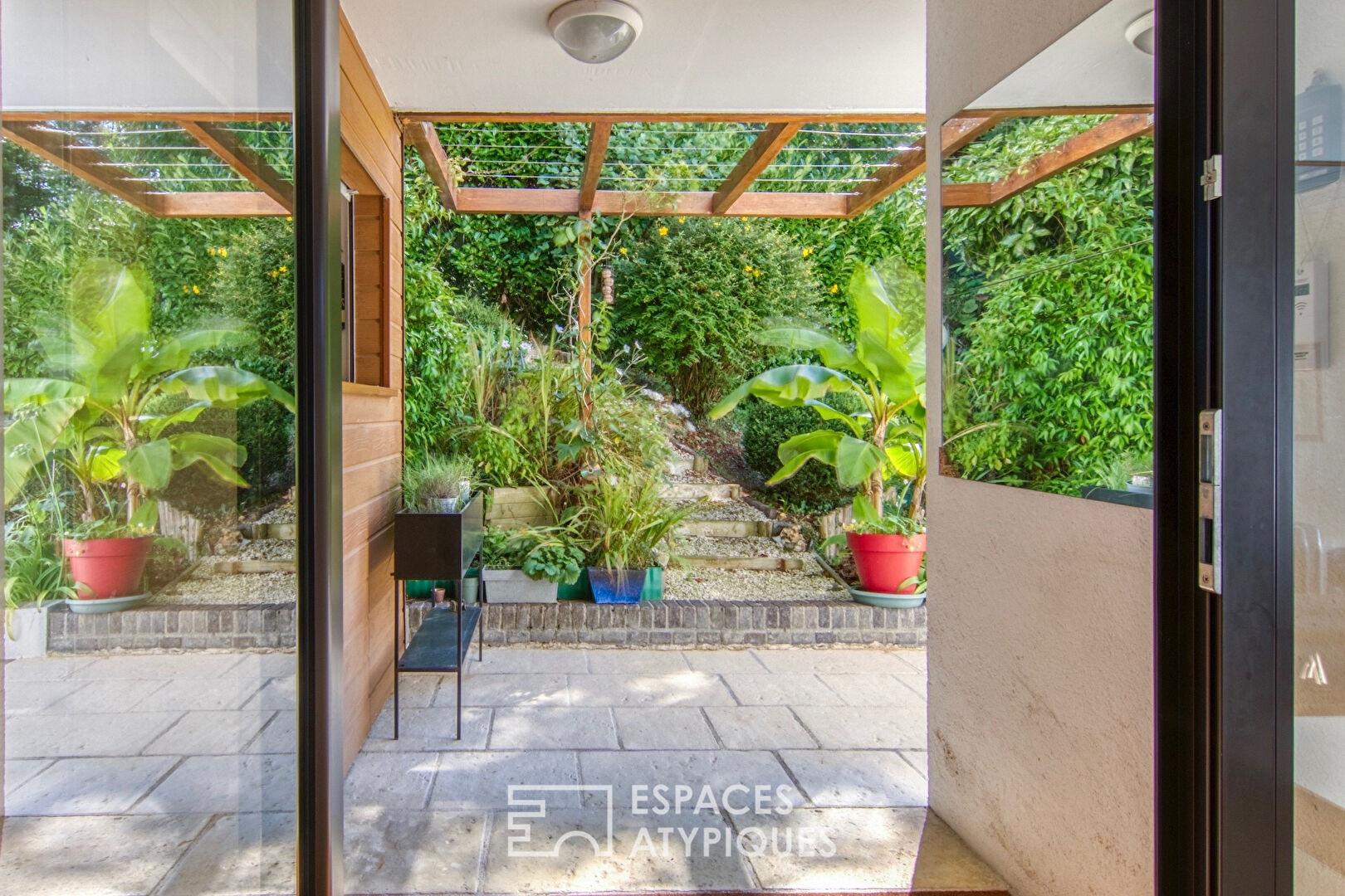 Maison d’architecte avec piscine sur secteur privilégié dominant le vallon