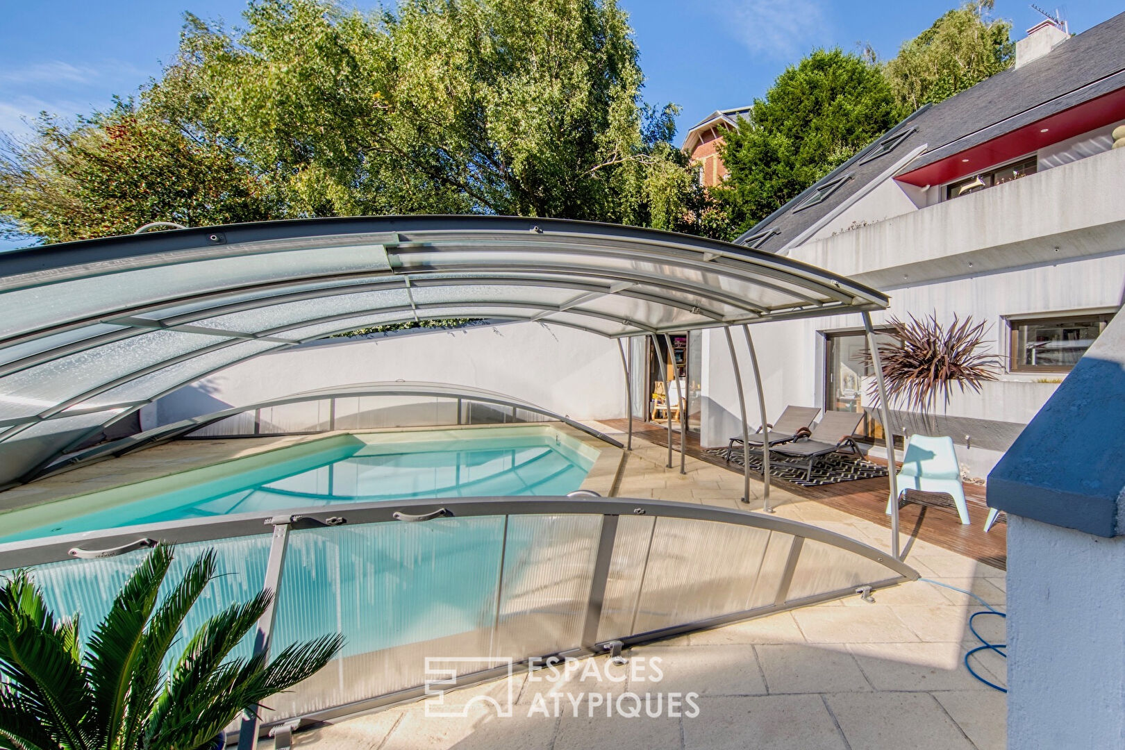 Maison d’architecte avec piscine sur secteur privilégié dominant le vallon