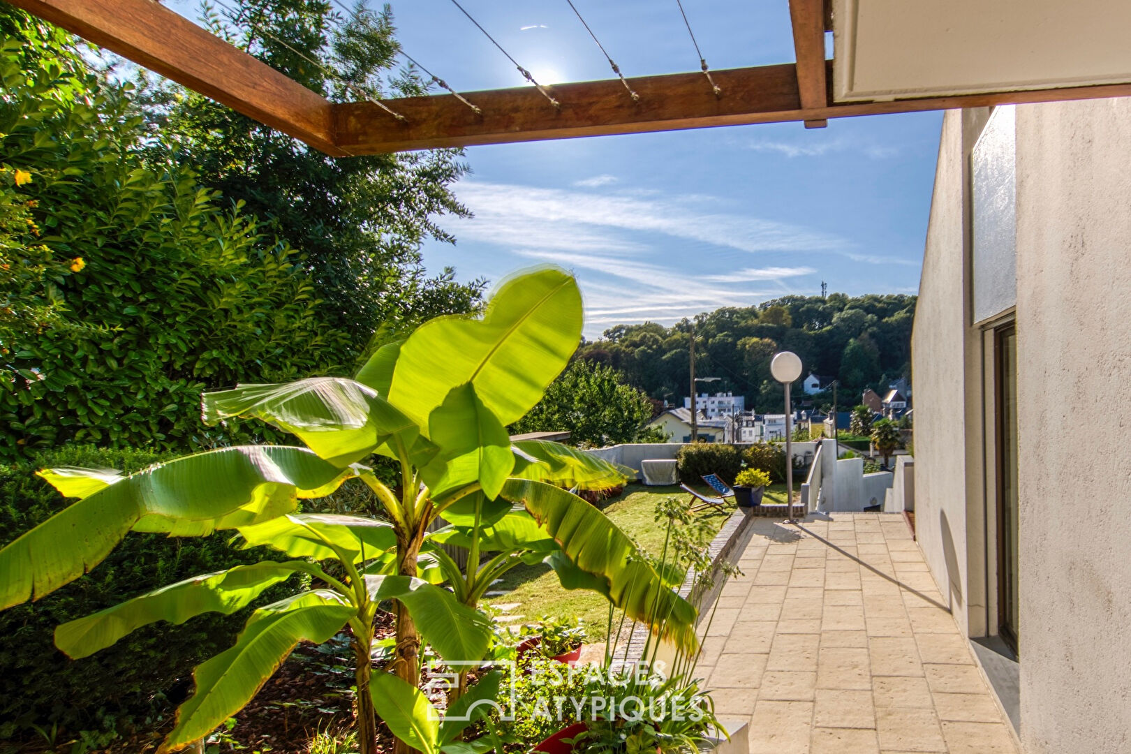 Architect’s house with swimming pool in a privileged area overlooking the valley