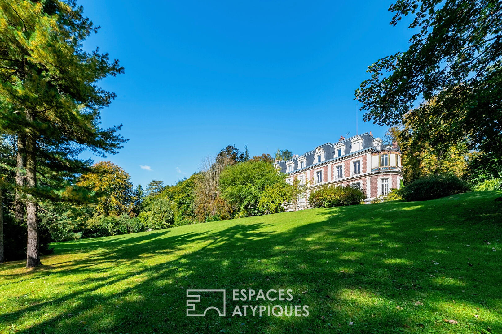 Ground floor apartment in the heart of a 19th century castle