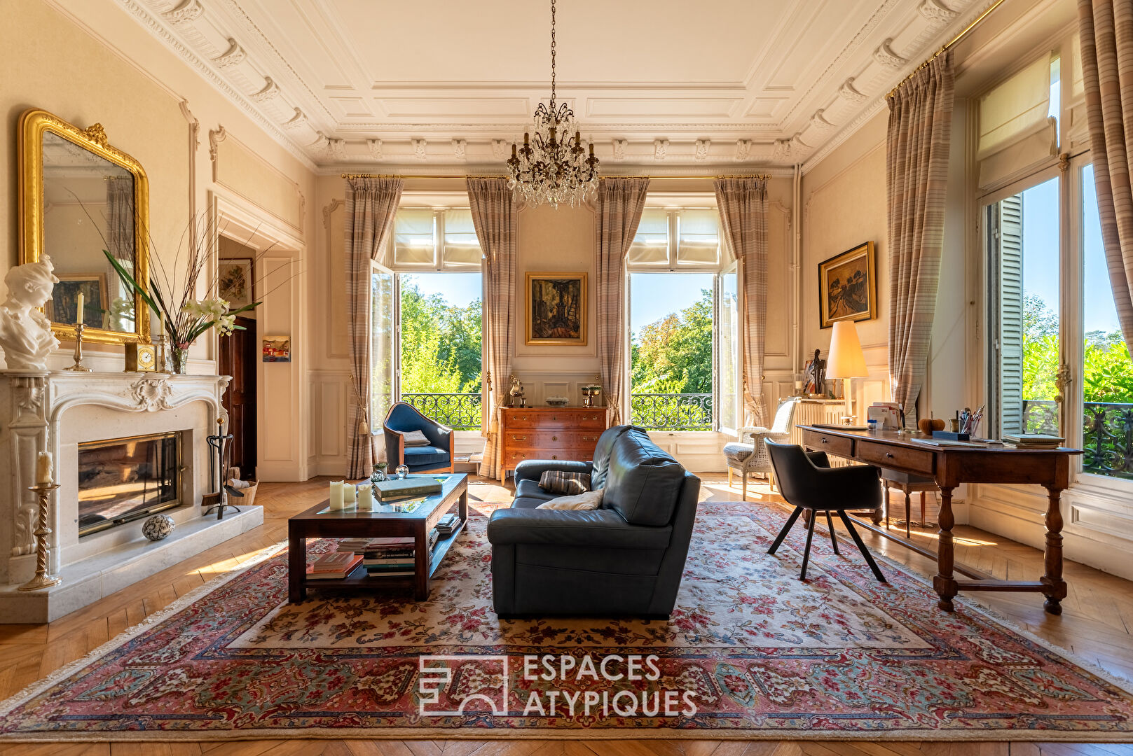 Ground floor apartment in the heart of a 19th century castle