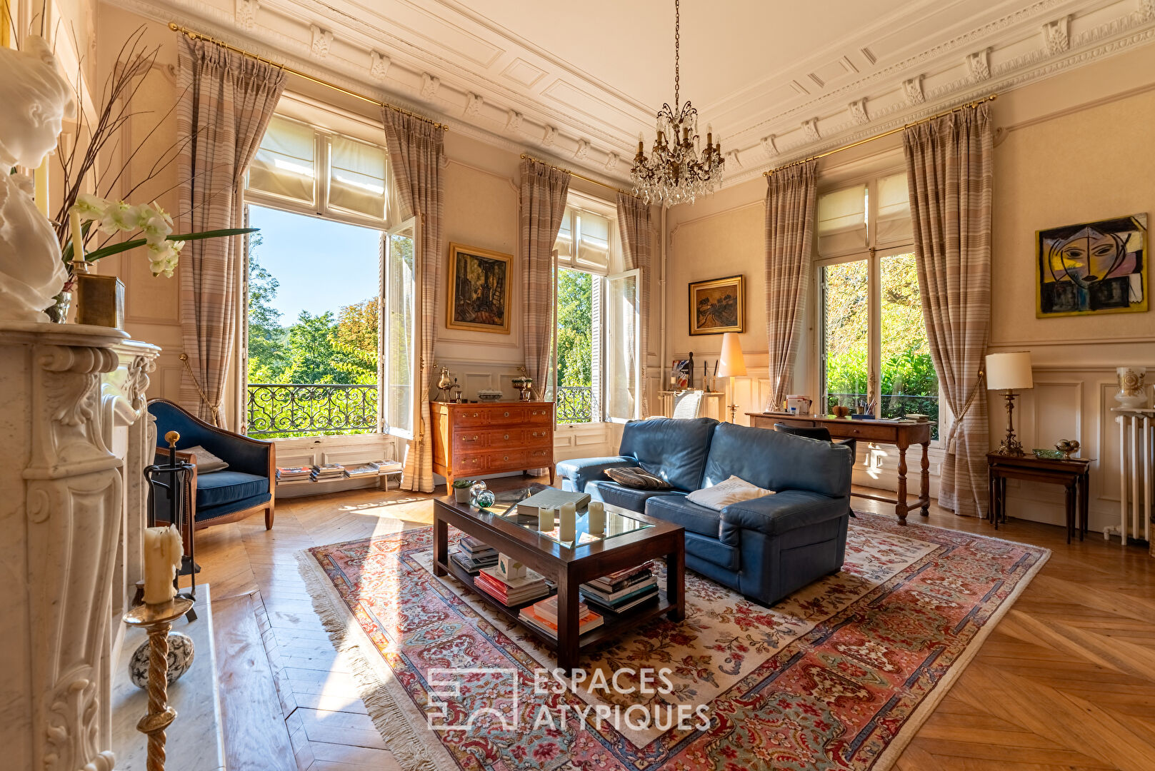 Ground floor apartment in the heart of a 19th century castle