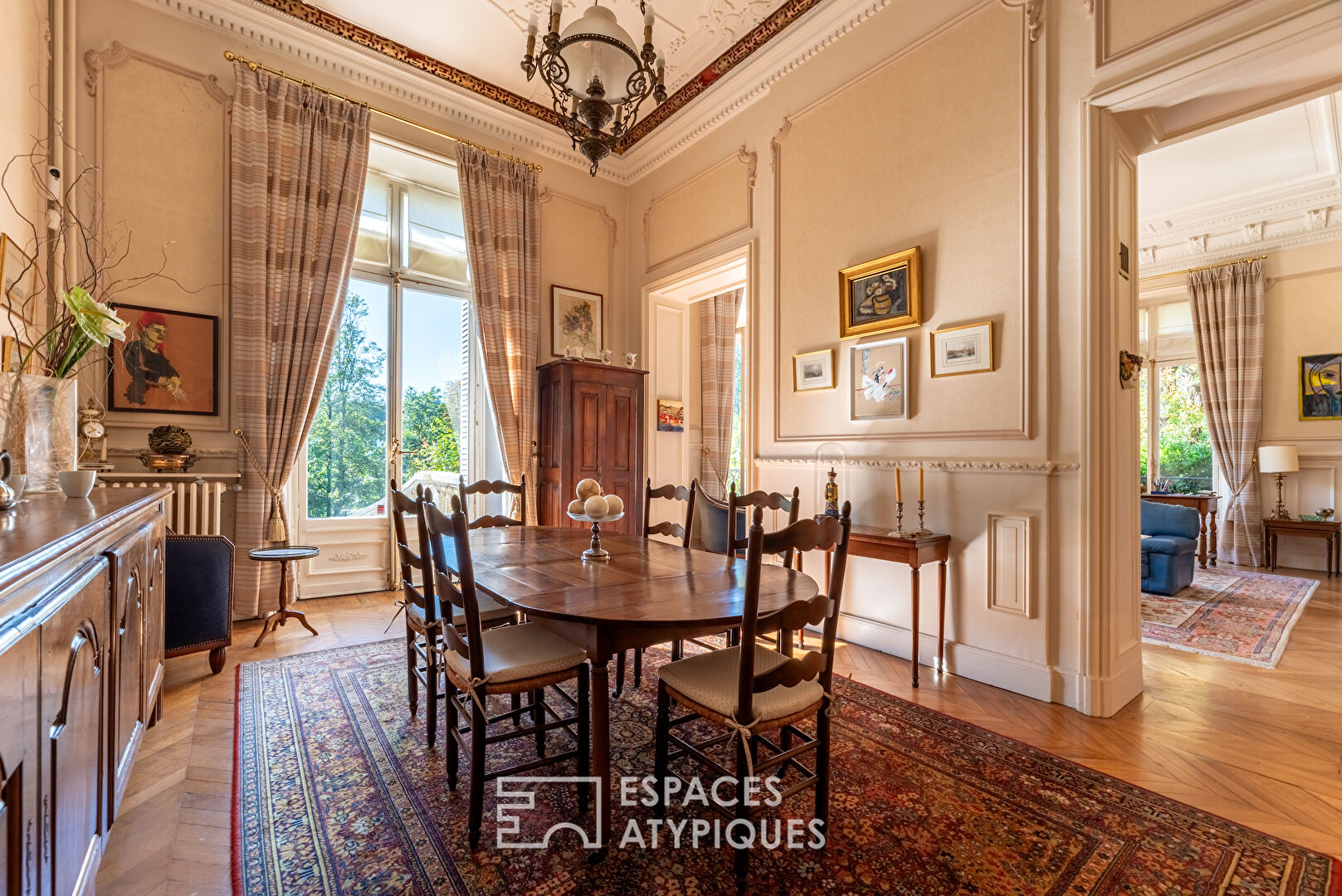 Ground floor apartment in the heart of a 19th century castle