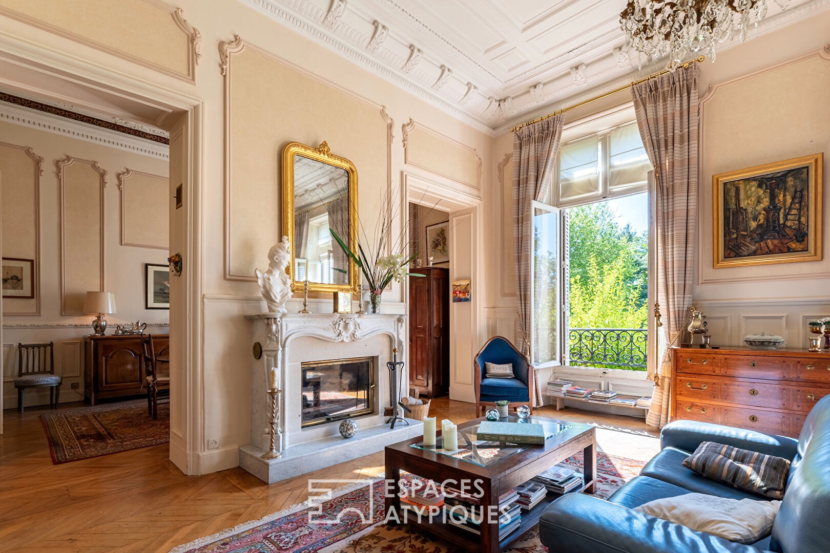 Ground floor apartment in the heart of a 19th century castle