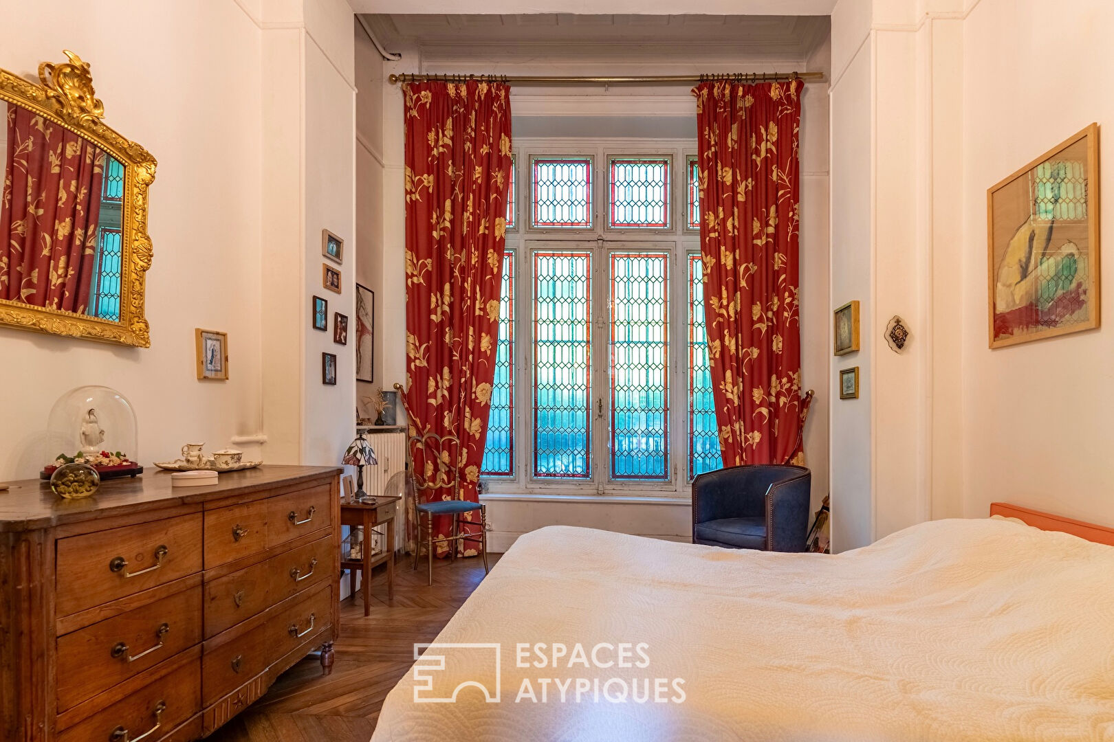 Ground floor apartment in the heart of a 19th century castle