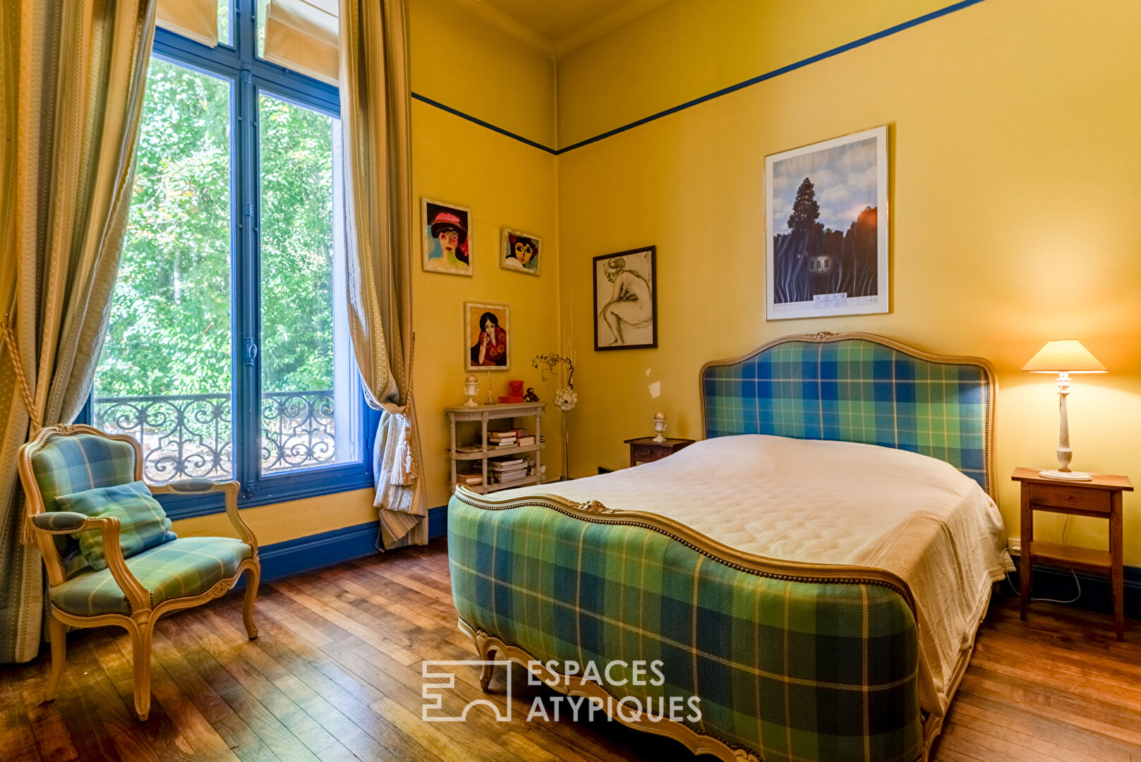 Ground floor apartment in the heart of a 19th century castle