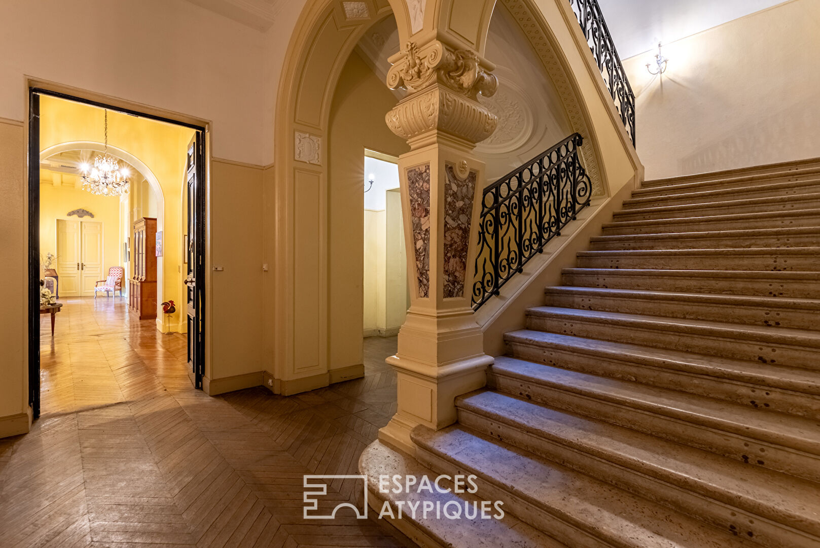 Ground floor apartment in the heart of a 19th century castle