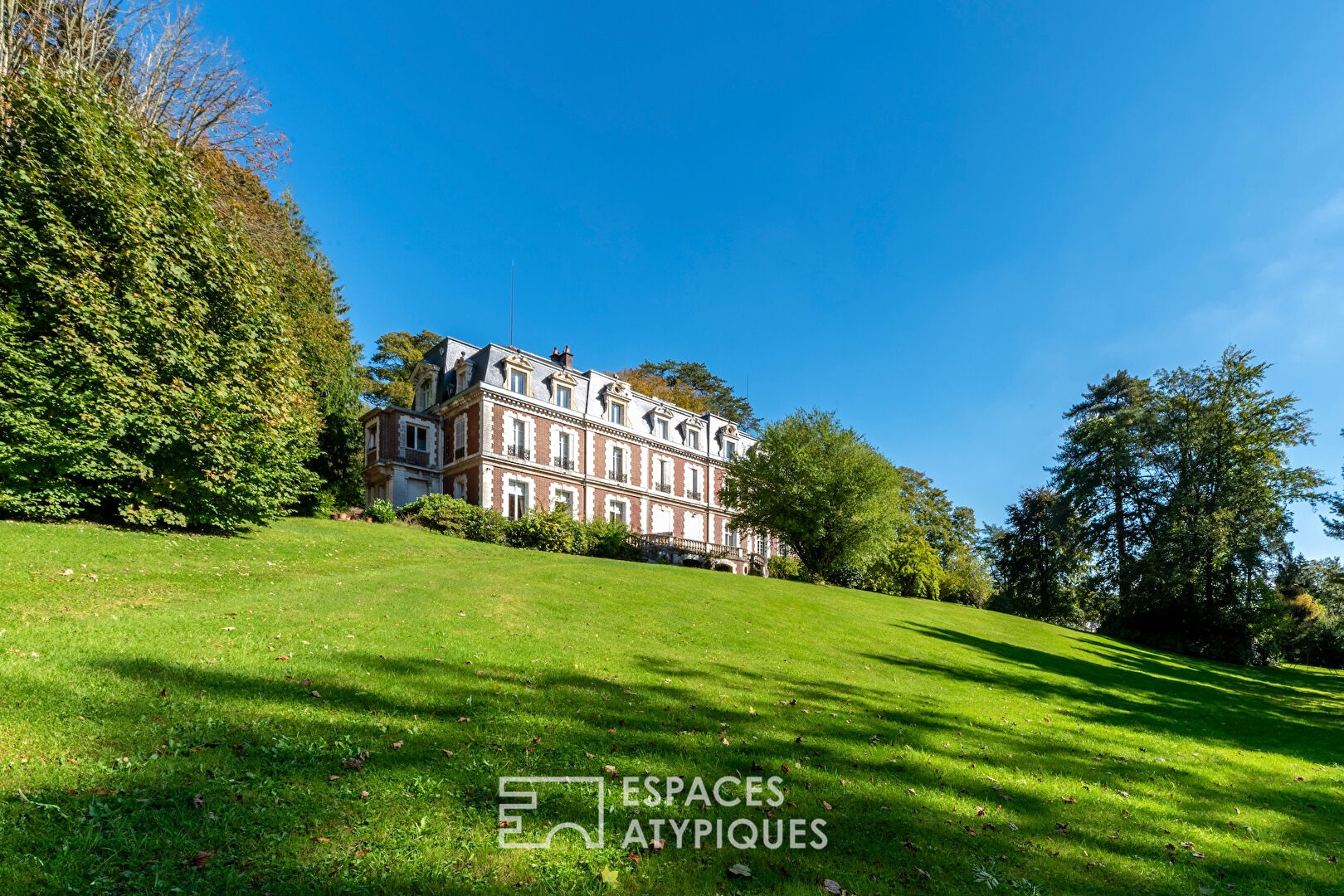 Ground floor apartment in the heart of a 19th century castle