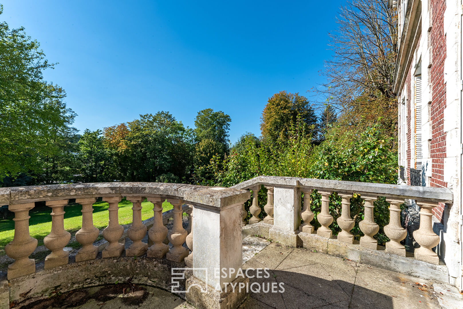 Ground floor apartment in the heart of a 19th century castle