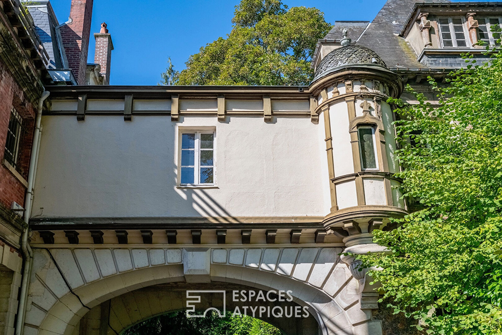 Ground floor apartment in the heart of a 19th century castle