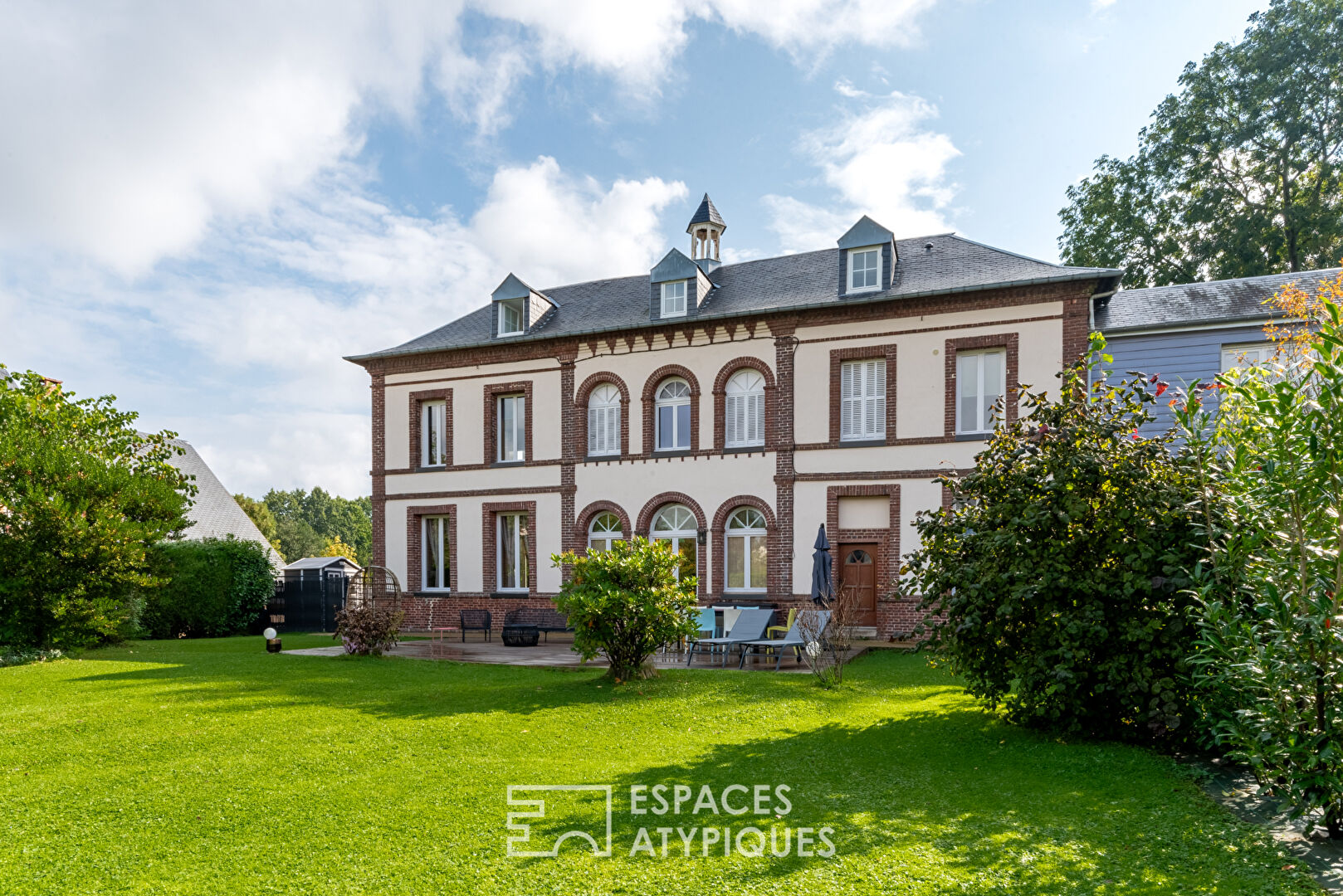 Fully renovated mansion with garden