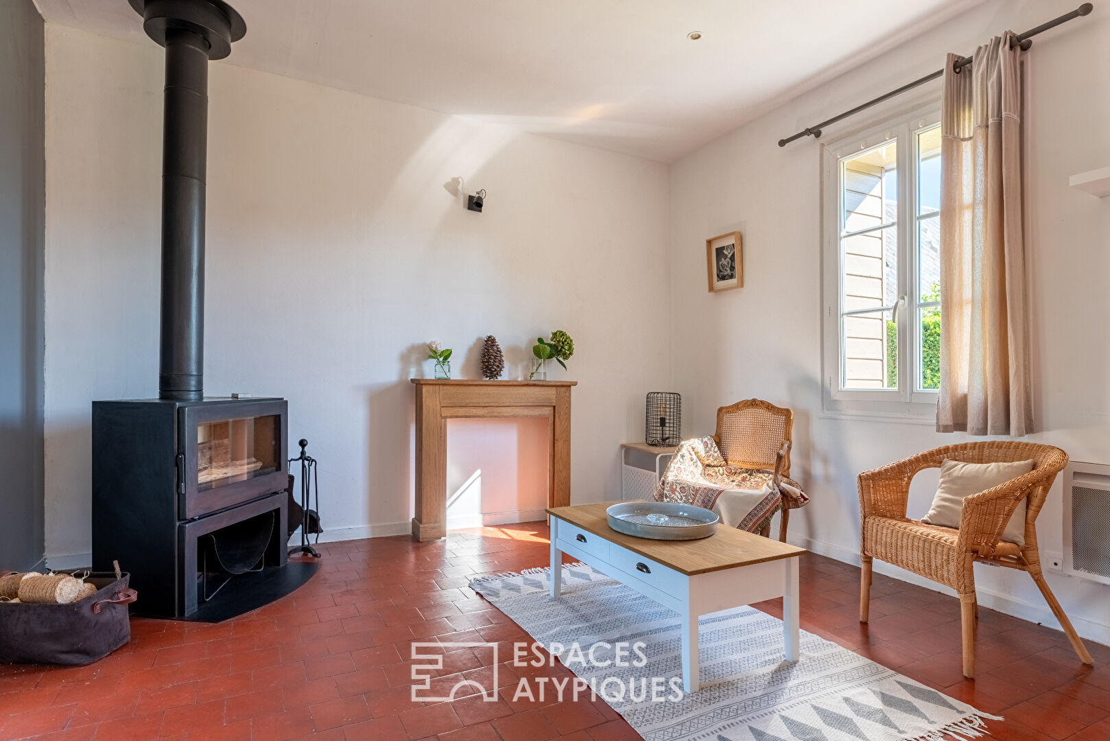 Renovated cottage on the coast with building plot and grassland