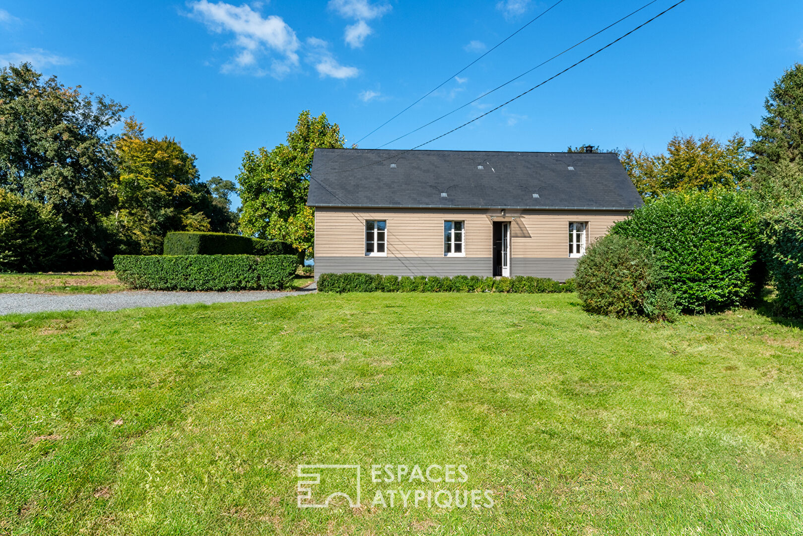 Renovated cottage on the coast with building plot and grassland