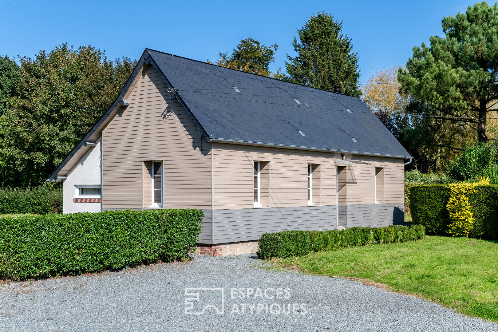 Renovated cottage on the coast with building plot and grassland