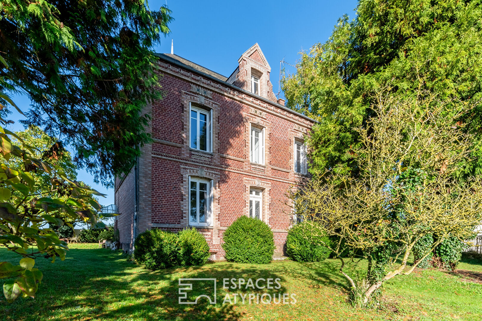 Maison de maître de 1870 avec jardin arboré et garage