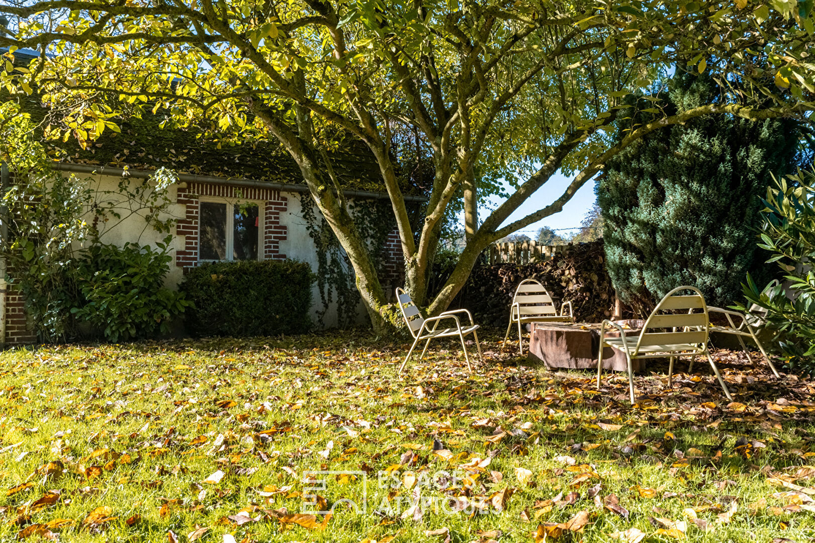 Maison de maître de 1870 avec jardin arboré et garage