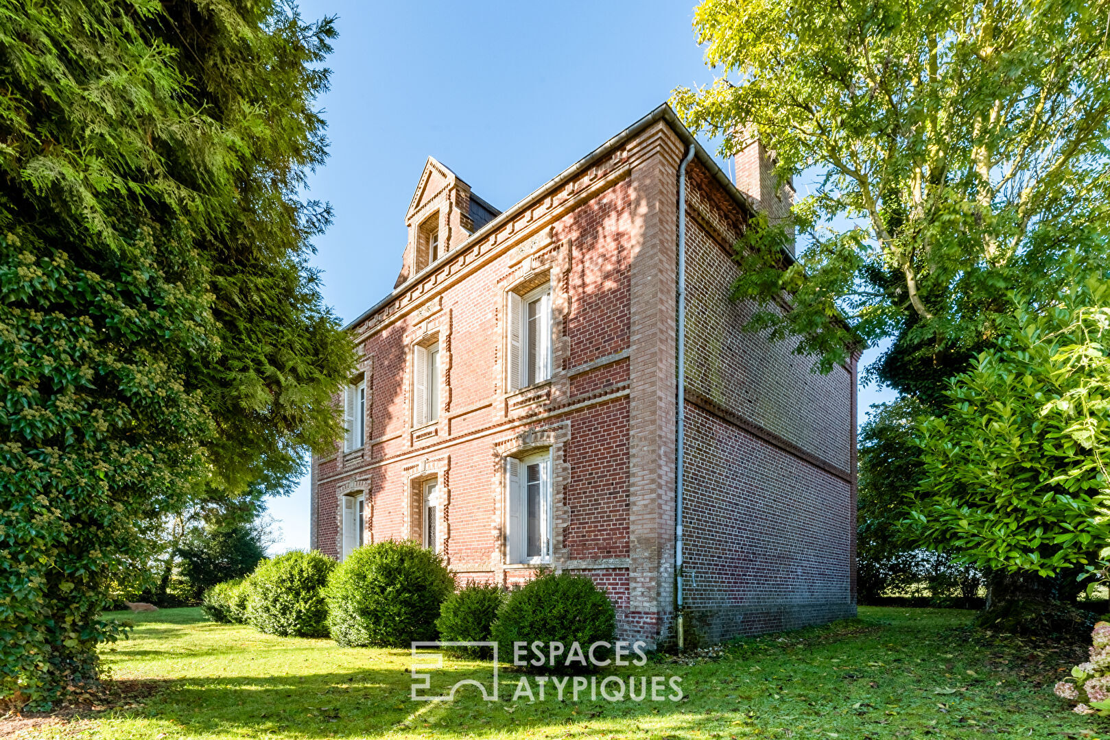 Maison de maître de 1870 avec jardin arboré et garage