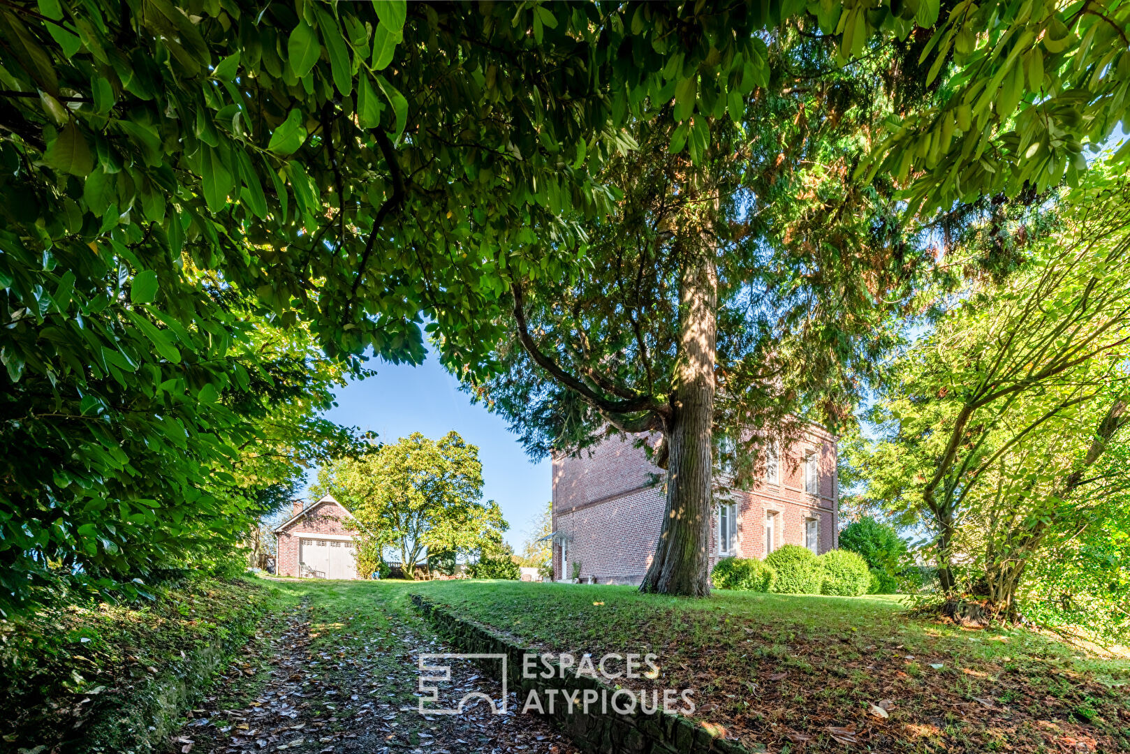 Maison de maître de 1870 avec jardin arboré et garage