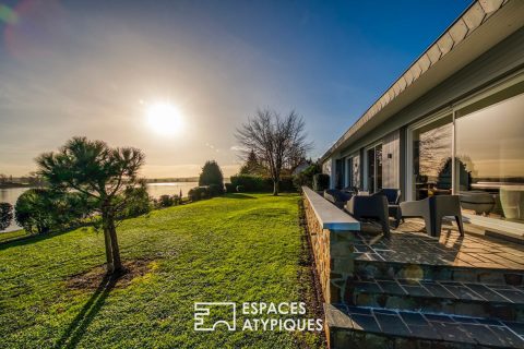 Californian-style house, seventies spirit, on the banks of the Seine.