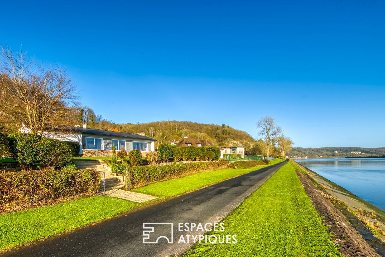 Californian-style house, seventies spirit, on the banks of the Seine.