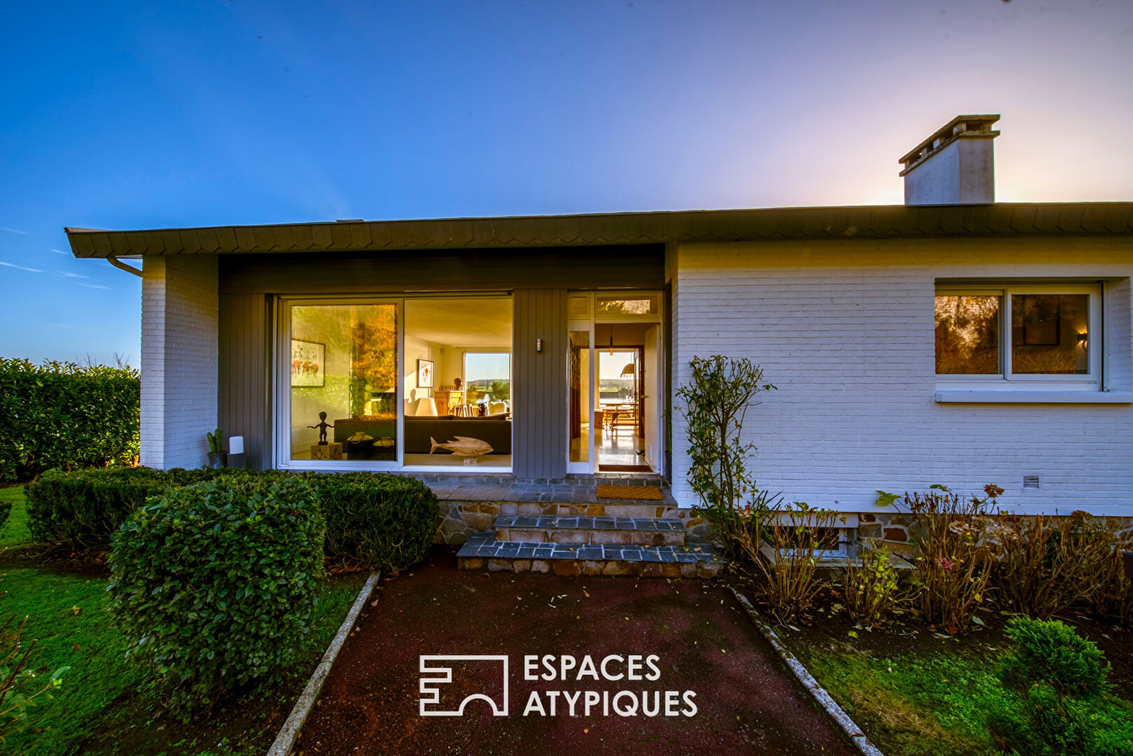 Californian-style house, seventies spirit, on the banks of the Seine.