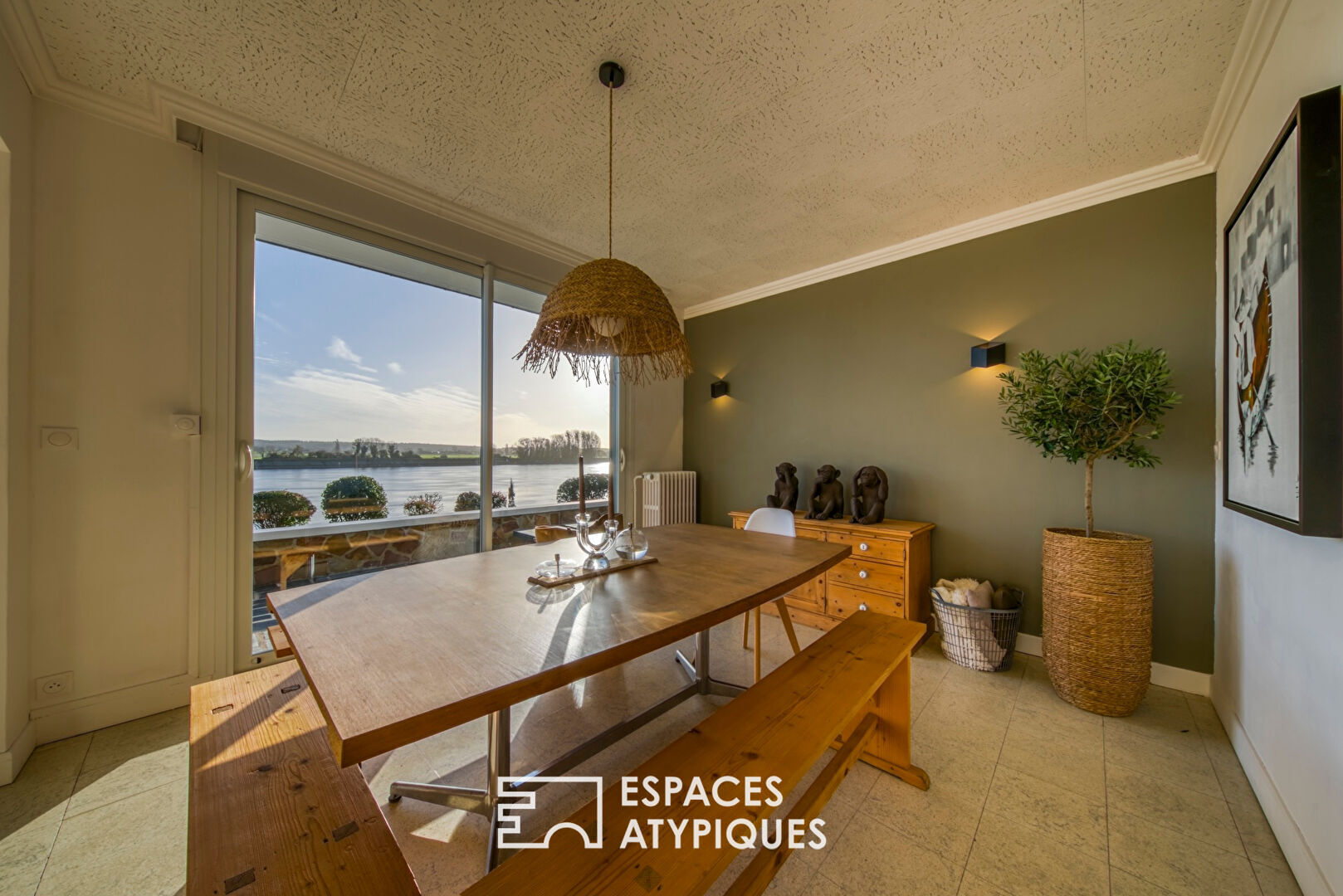 Californian-style house, seventies spirit, on the banks of the Seine.