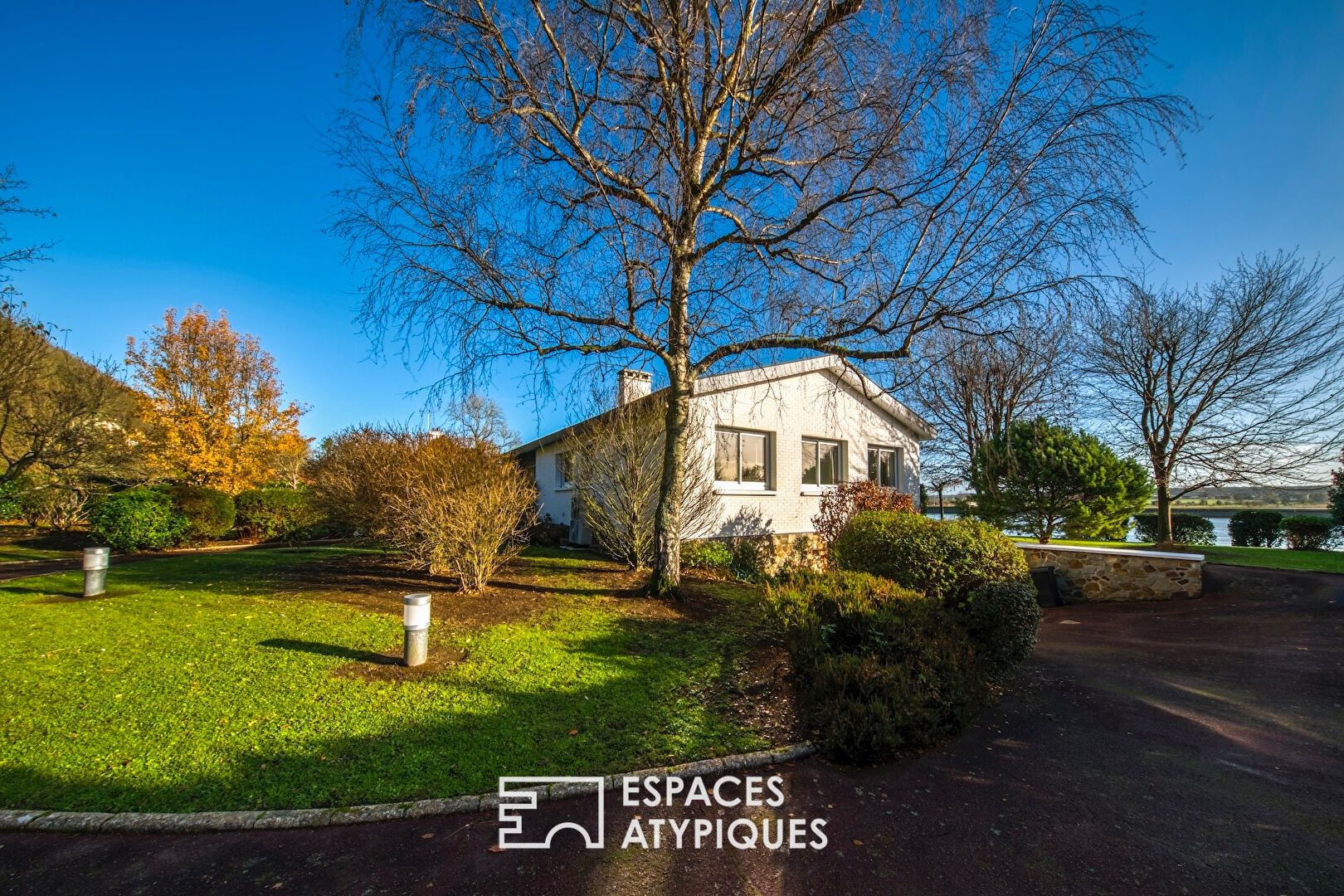 Californian-style house, seventies spirit, on the banks of the Seine.