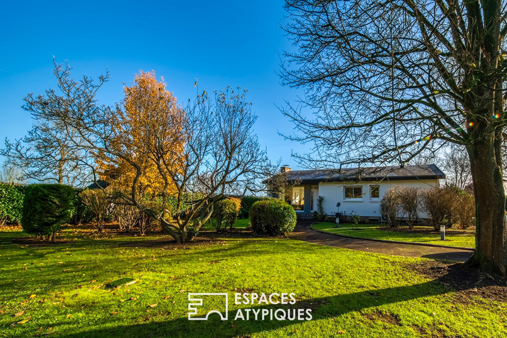 Californian-style house, seventies spirit, on the banks of the Seine.