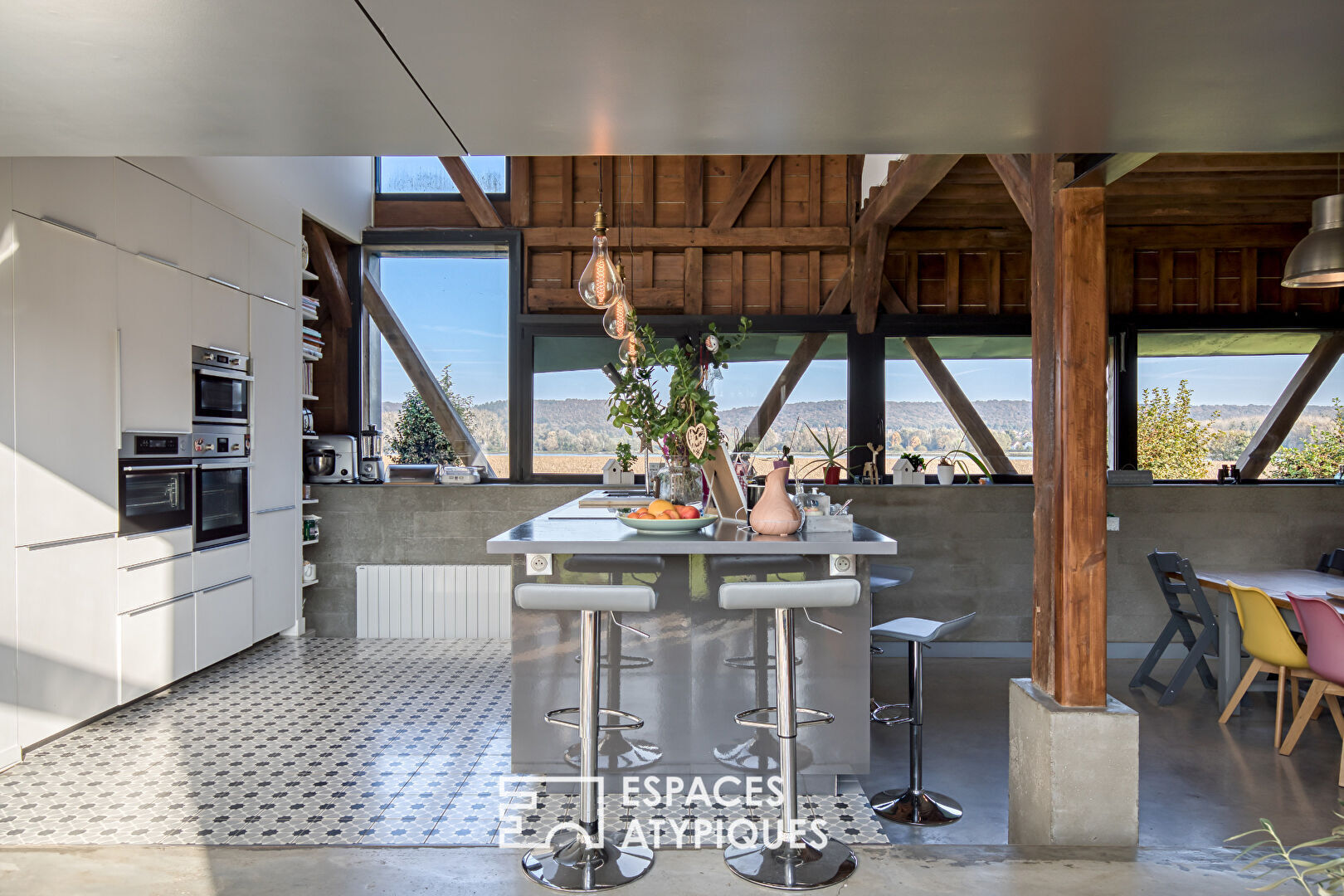 Architect-designed house with swimming pool and panoramic view of the Seine