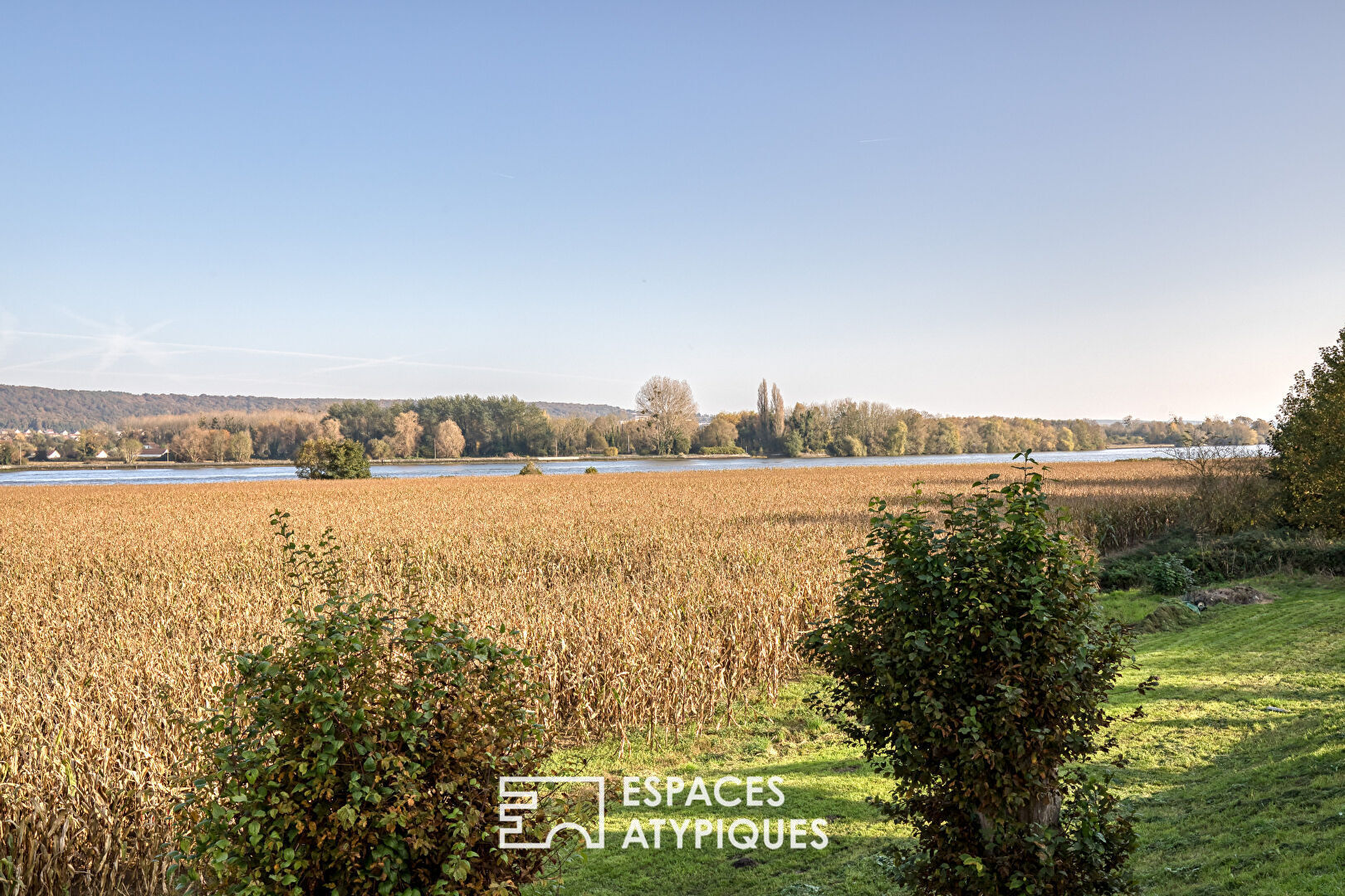 Architect-designed house with swimming pool and panoramic view of the Seine