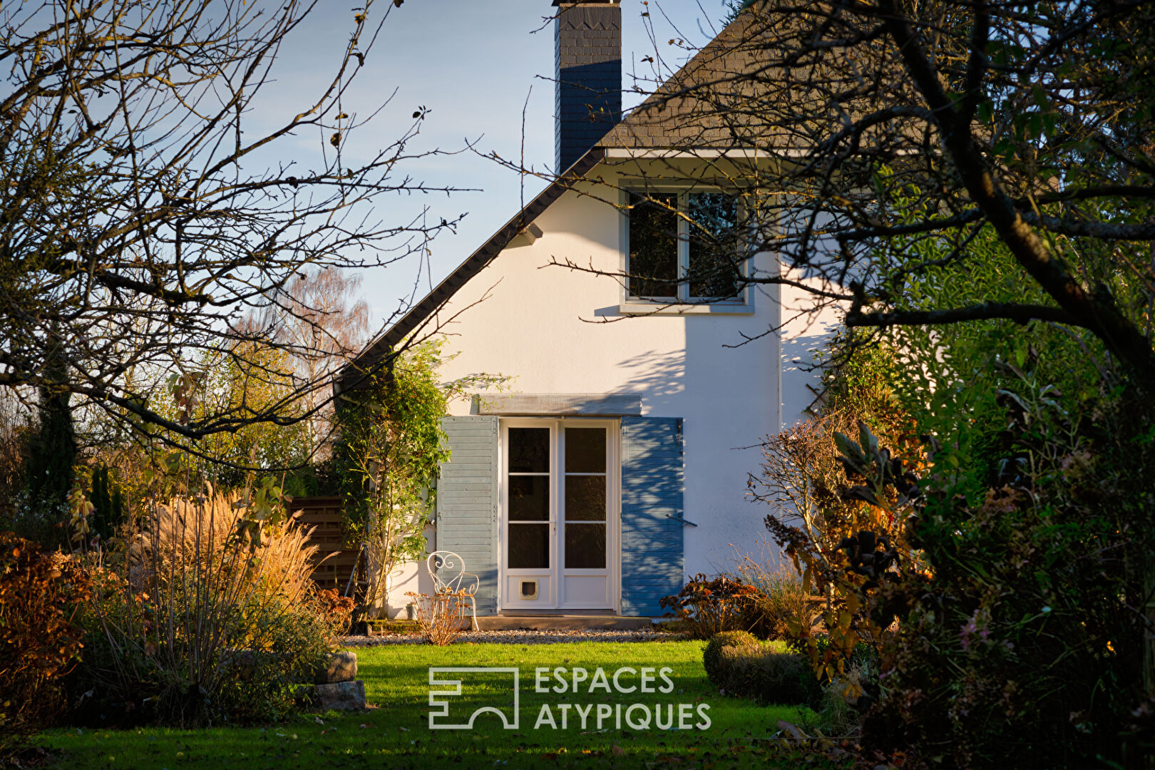 Maison de 1967 rénovée avec deux dépendances dans un parc paysagé