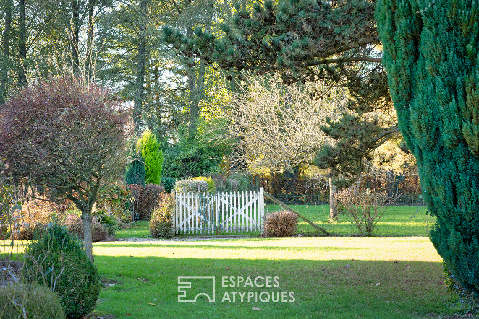 Maison de 1967 rénovée avec deux dépendances dans un parc paysagé