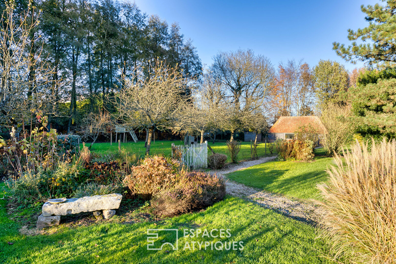 Maison de 1967 rénovée avec deux dépendances dans un parc paysagé